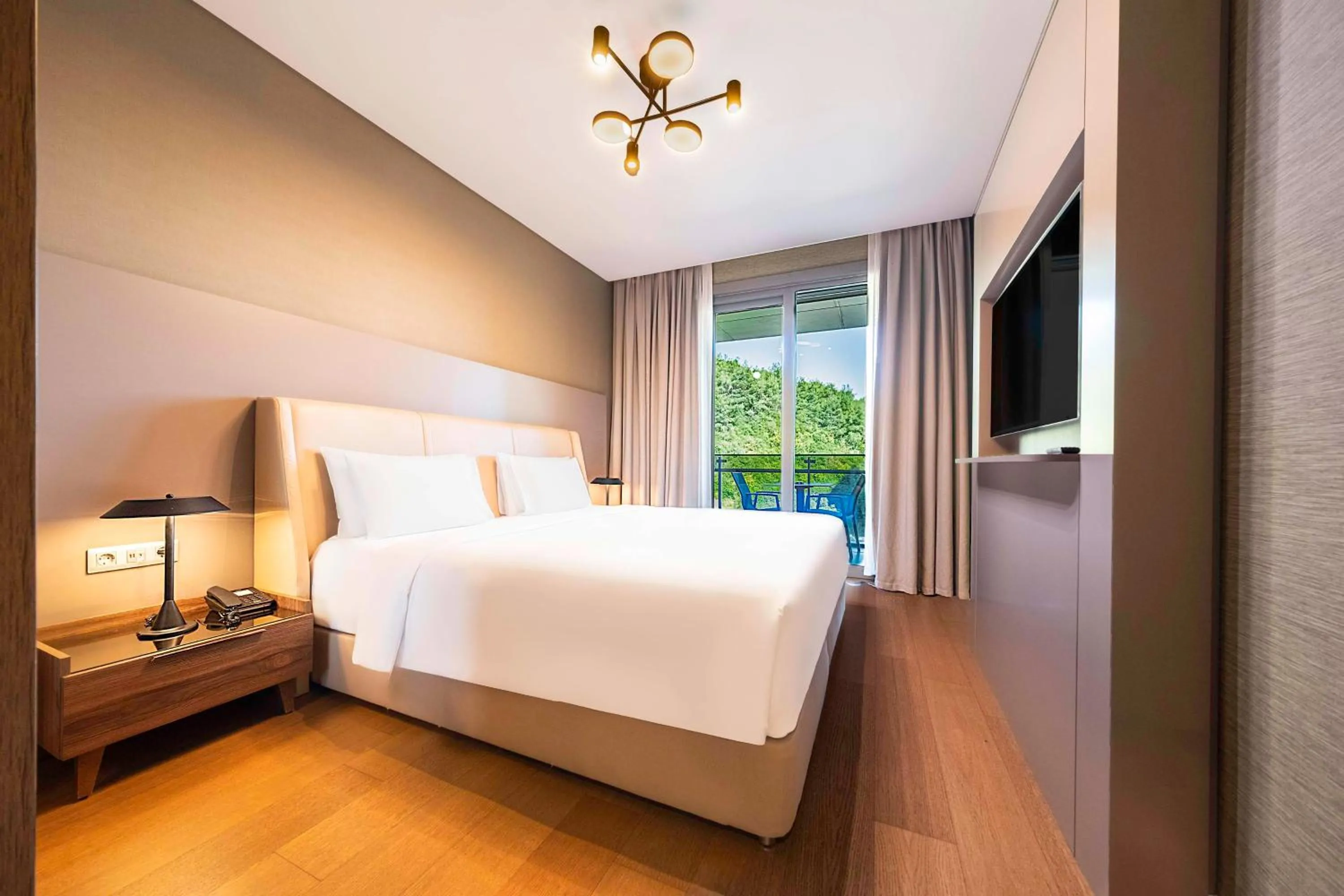 Photo of the whole room, Bed in Radisson Residences Vadistanbul