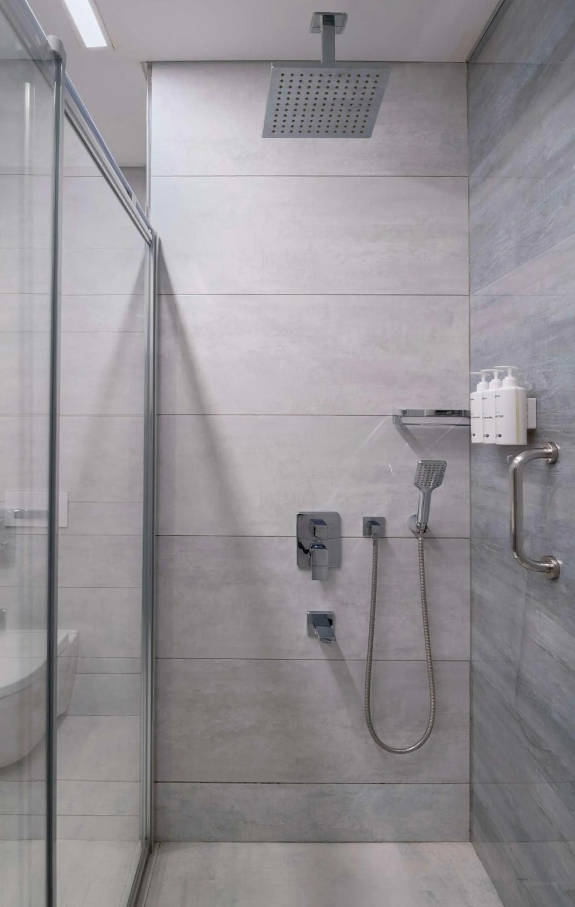 Shower in Radisson Residences Vadistanbul