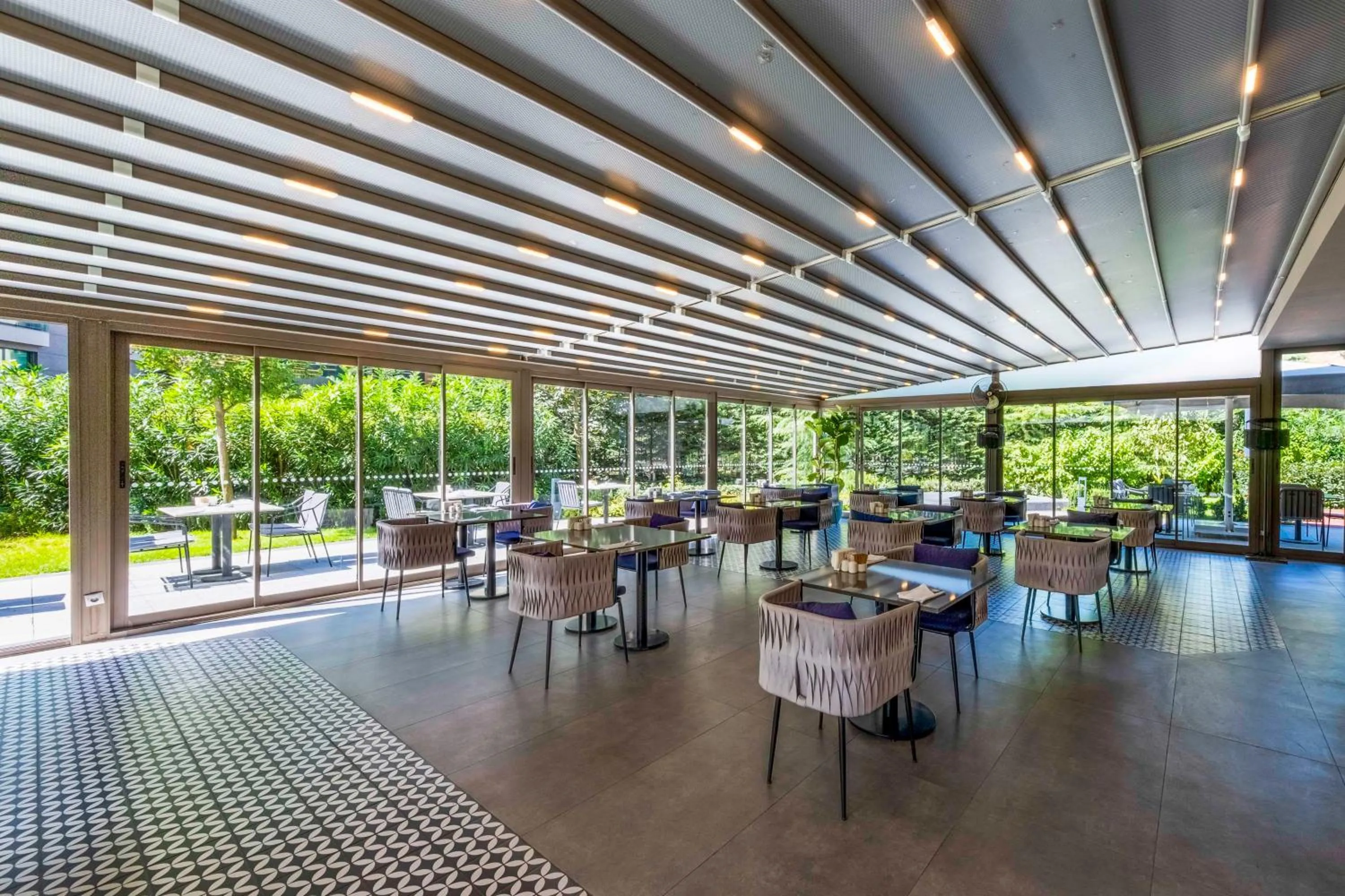 Restaurant/places to eat in Radisson Residences Vadistanbul