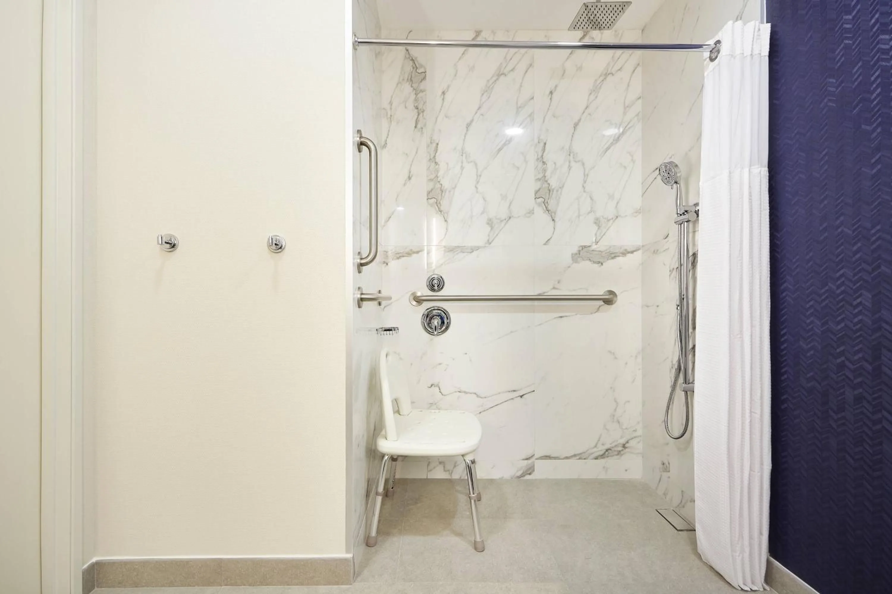 Bathroom in Fairfield Inn & Suites Silao Guanajuato Airport