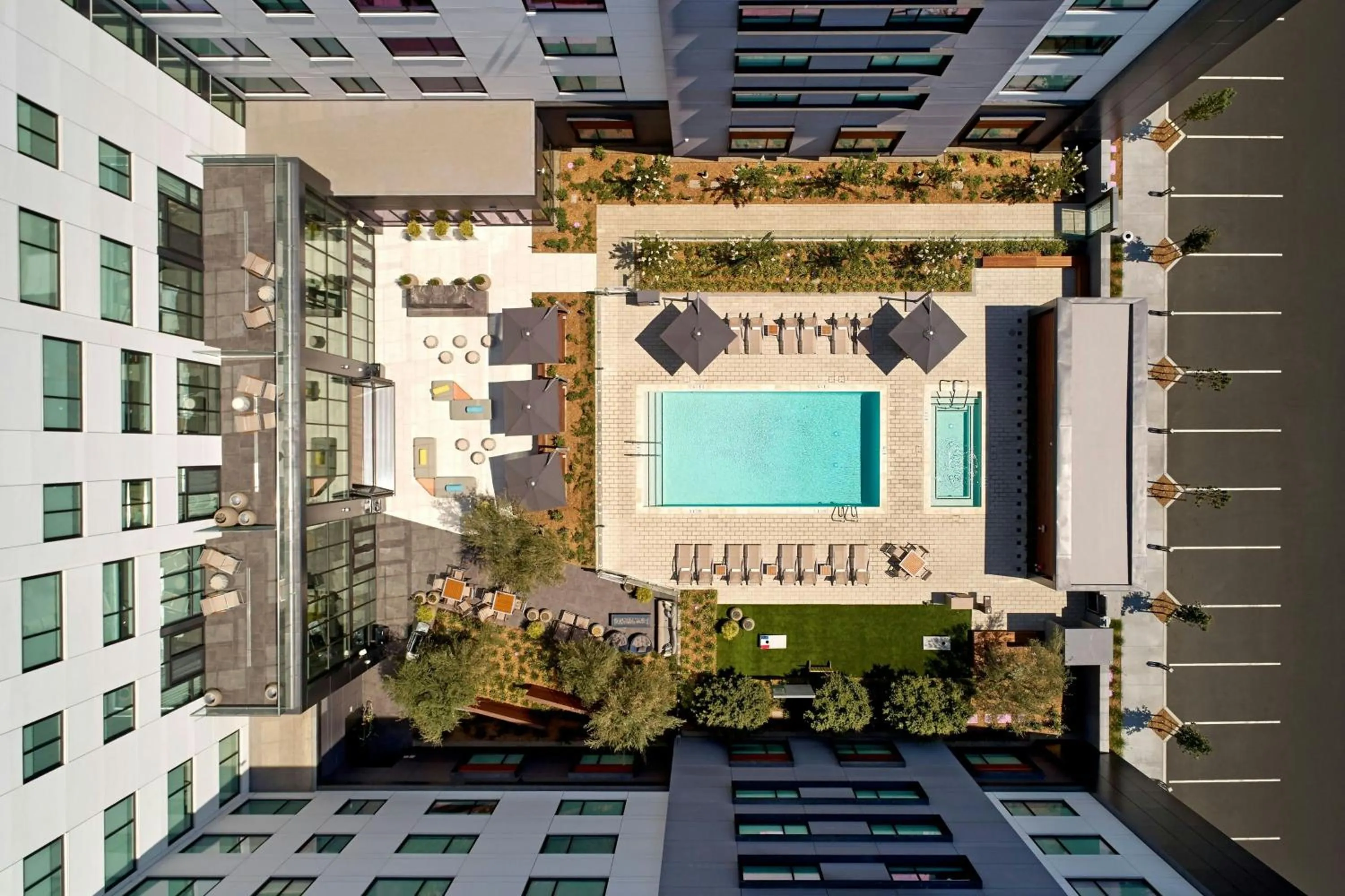 Swimming pool in Element Santa Clara