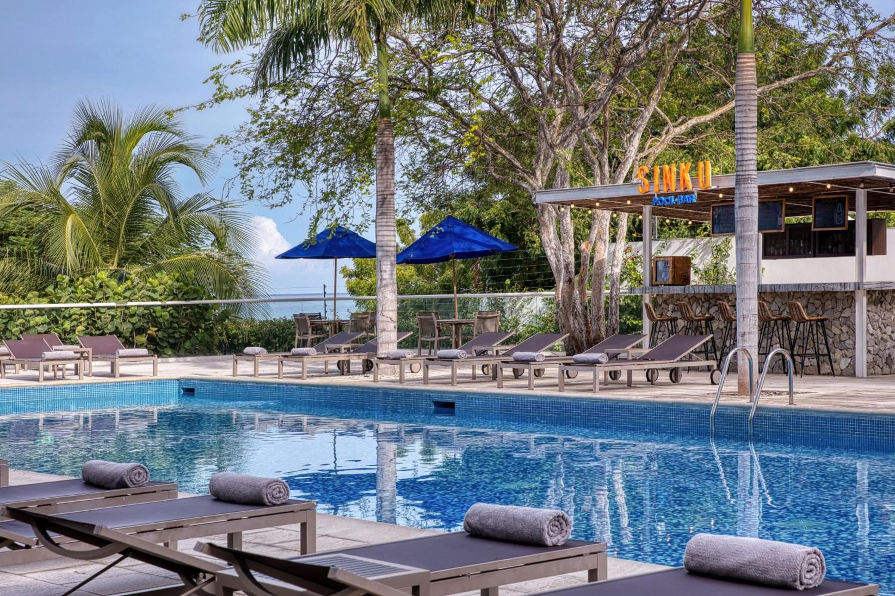 Swimming pool in Santa Marta Marriott Resort Playa Dormida