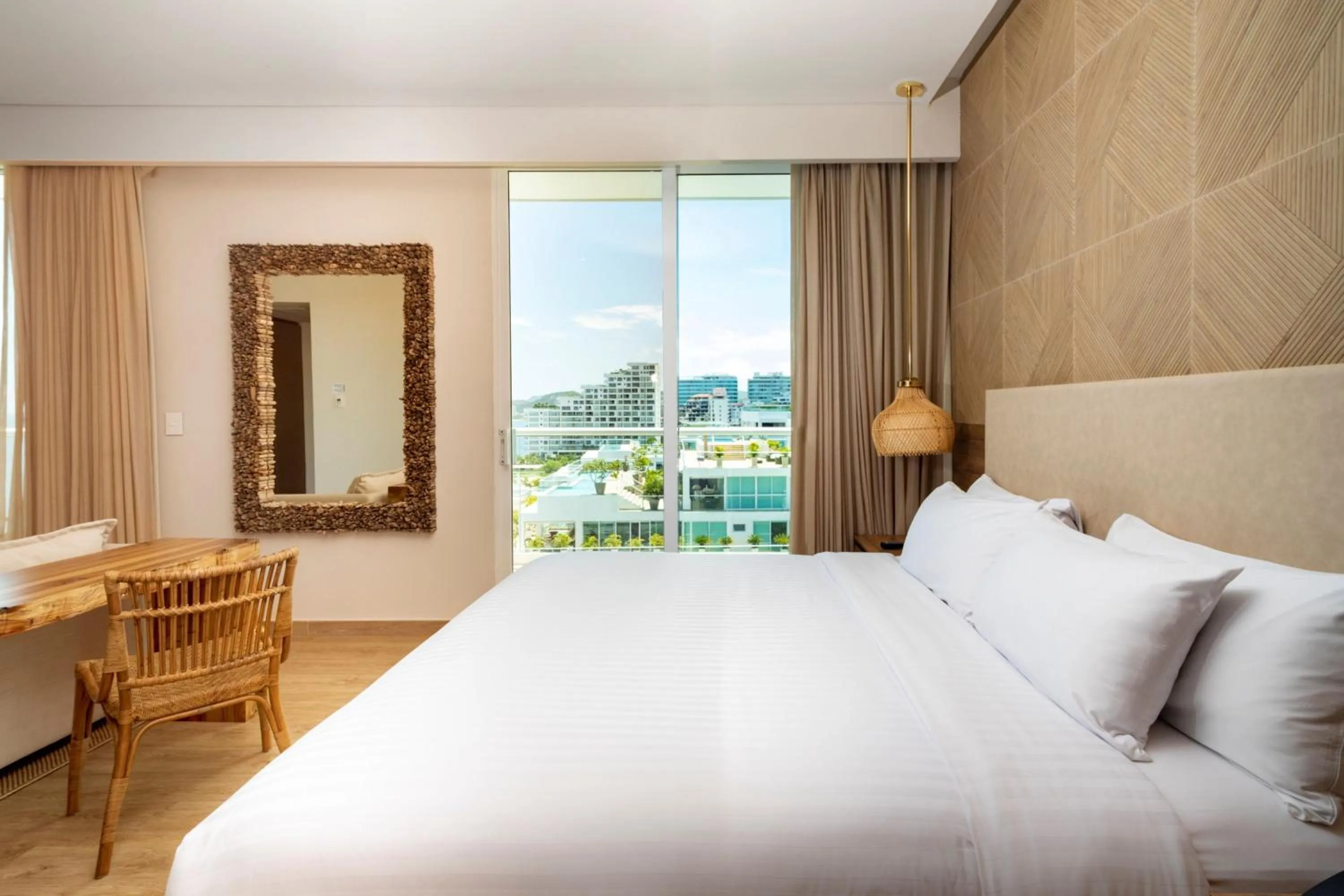 Swimming pool, Bed in Santa Marta Marriott Resort Playa Dormida