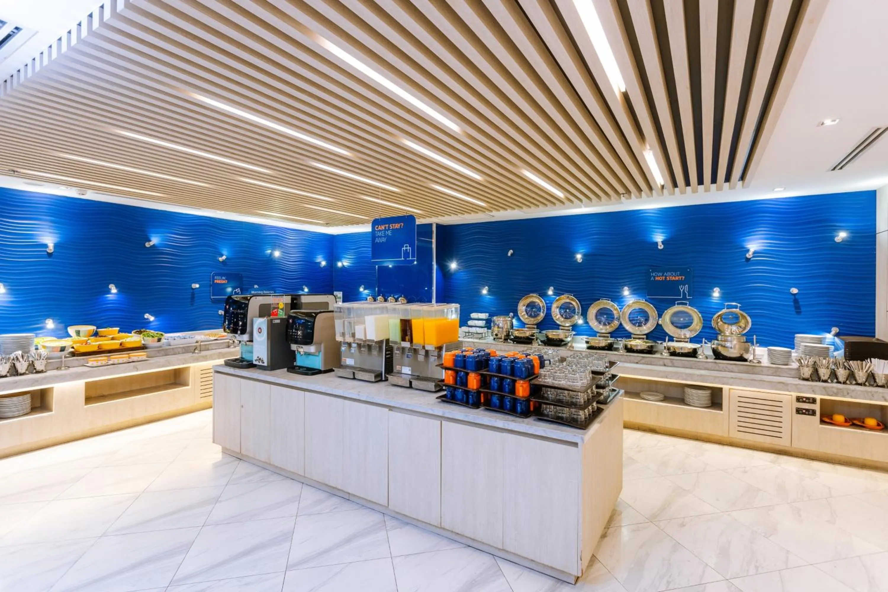 Restaurant/places to eat in Holiday Inn Express Pattaya Central by IHG