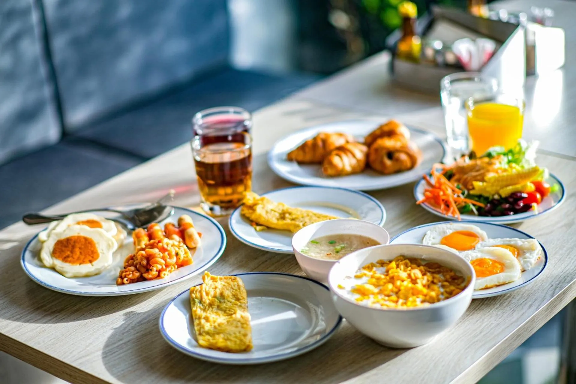 Restaurant/places to eat in Holiday Inn Express Pattaya Central by IHG