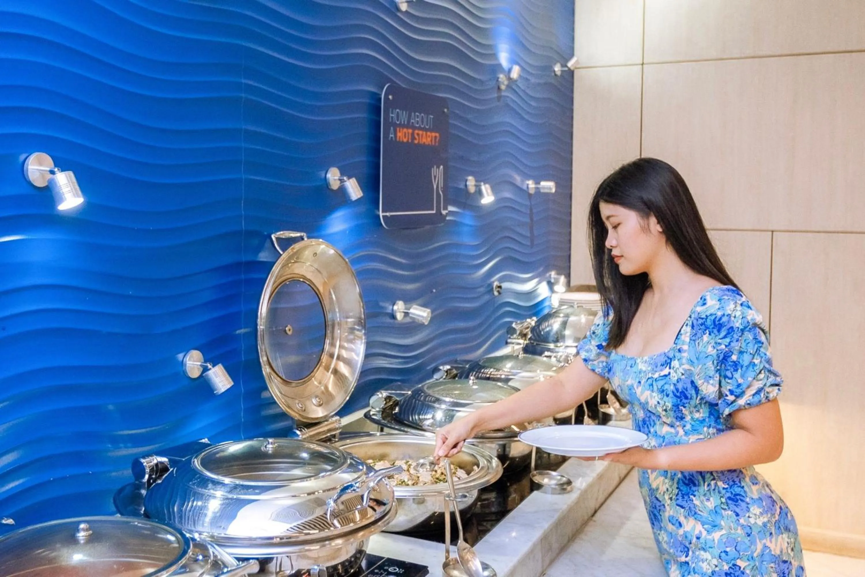 Restaurant/places to eat in Holiday Inn Express Pattaya Central by IHG