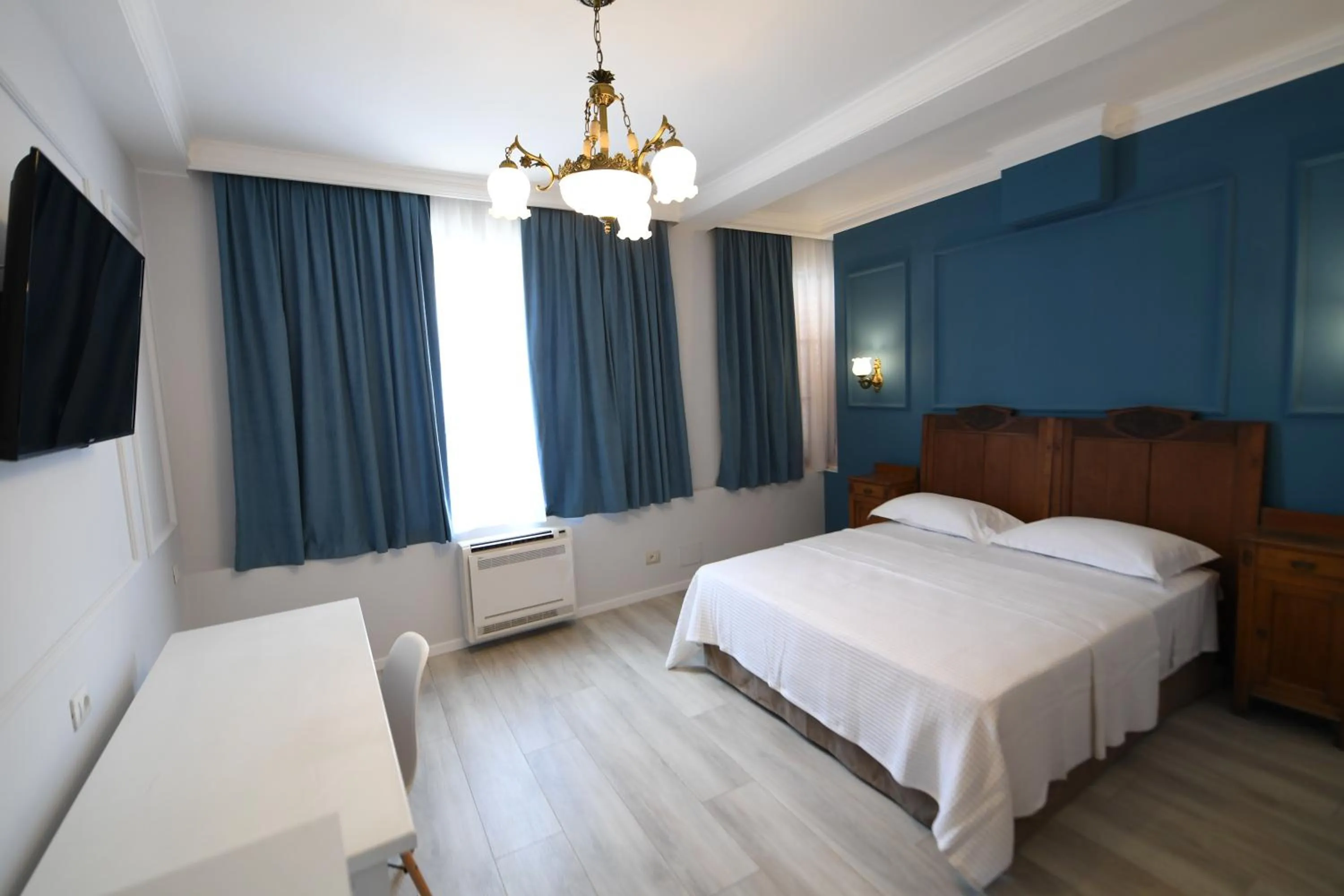 Bedroom, Bed in Promenade Hotel