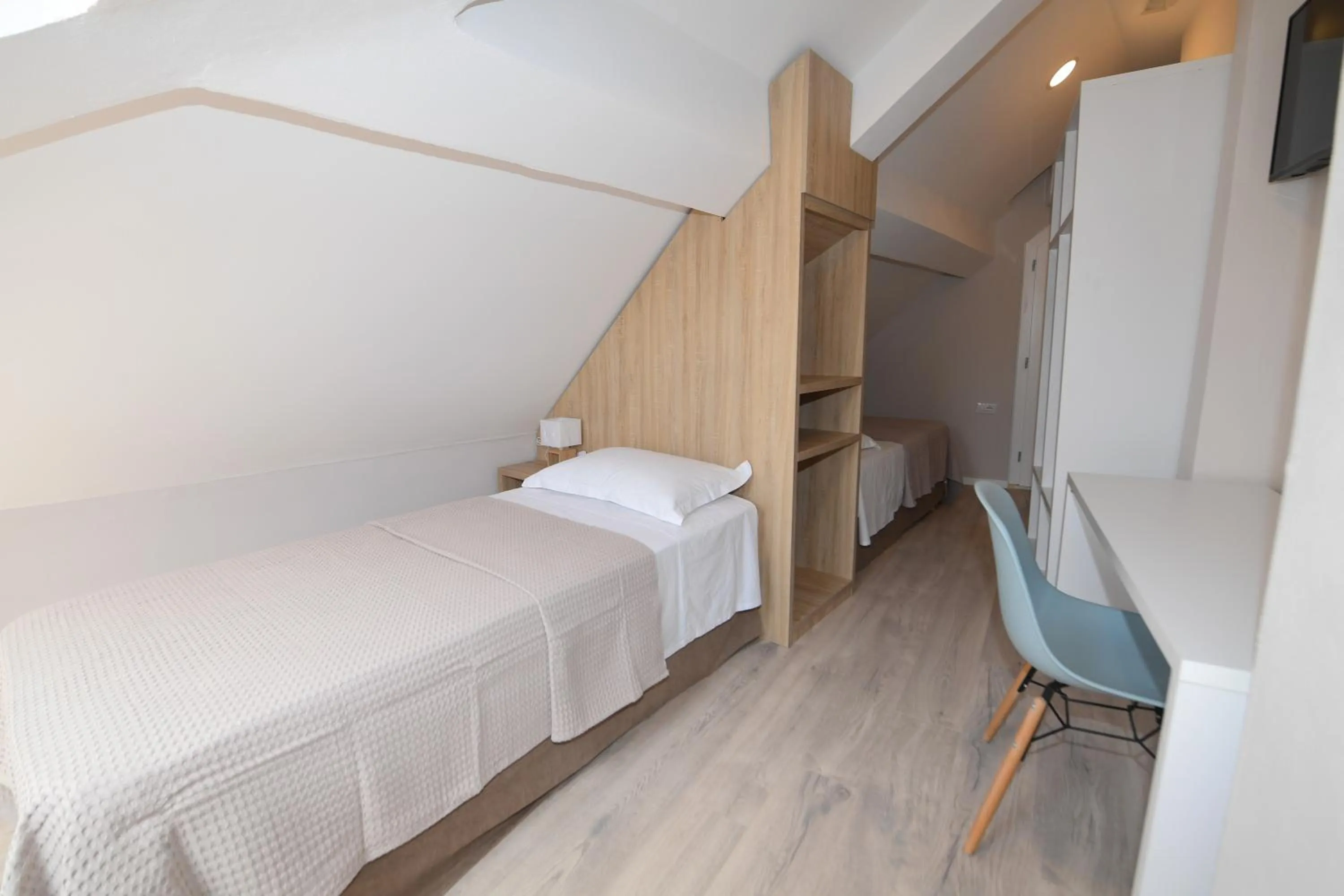 Photo of the whole room, Bed in Promenade Hotel