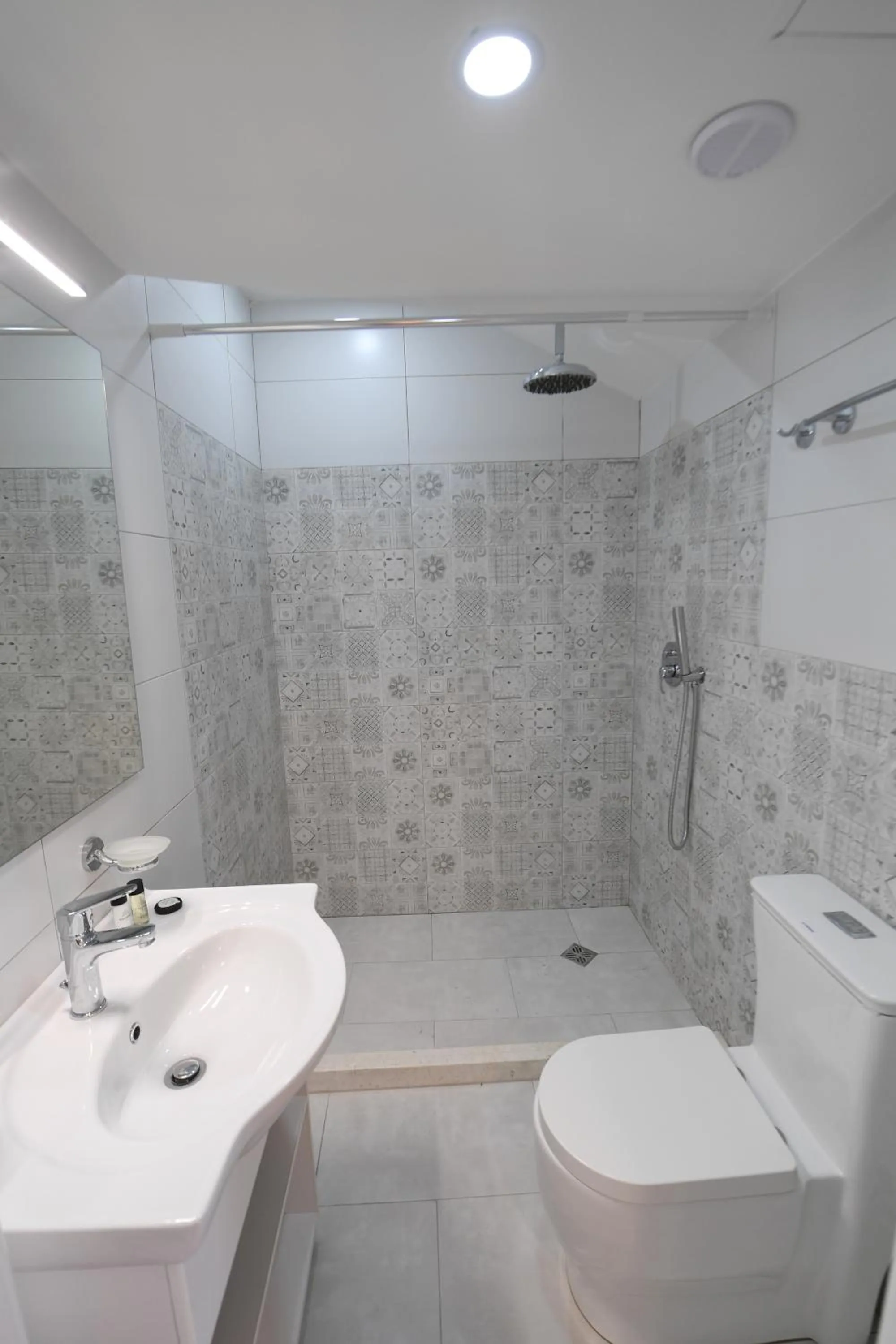 Bathroom in Promenade Hotel