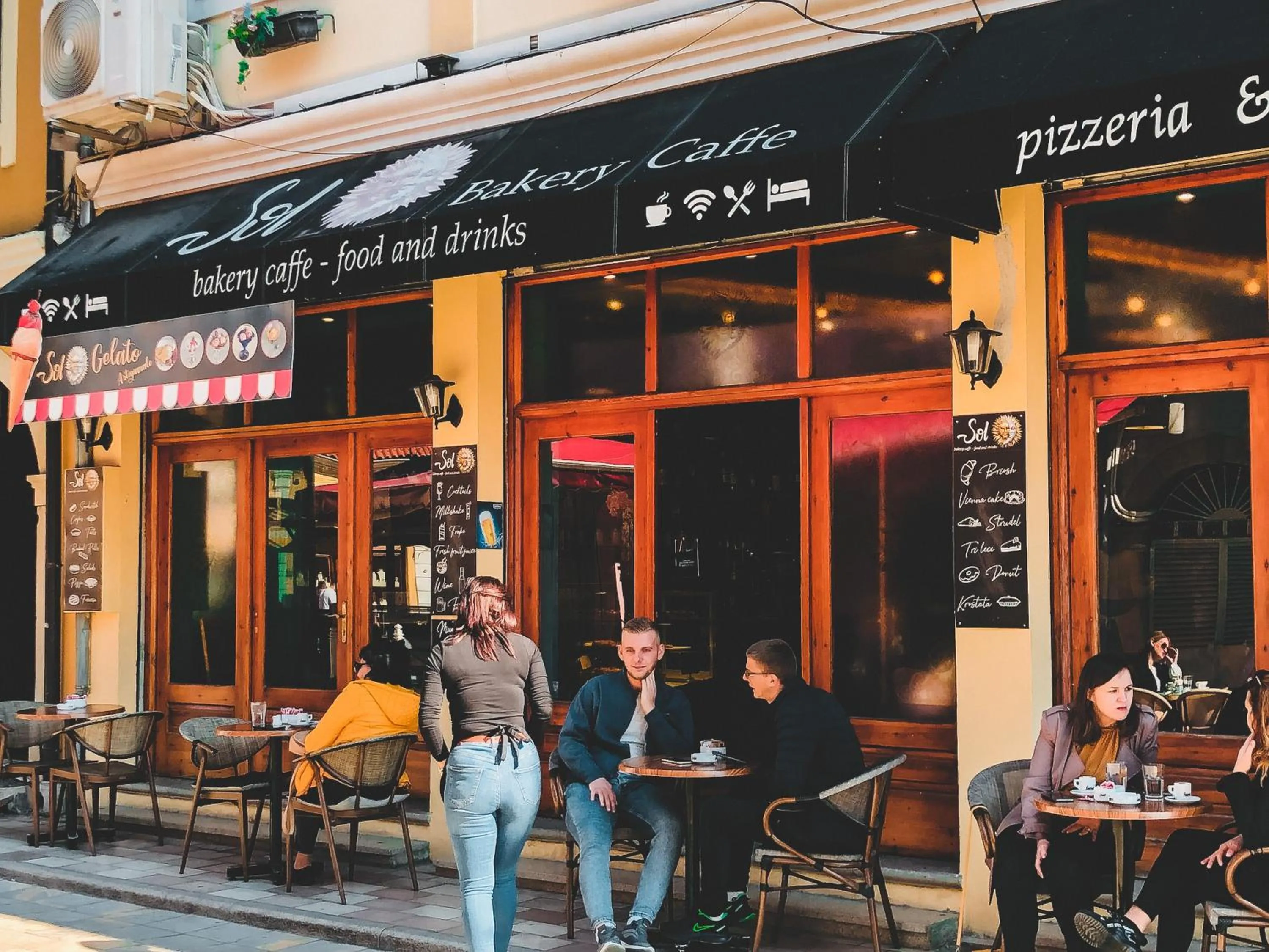 Restaurant/places to eat in Promenade Hotel