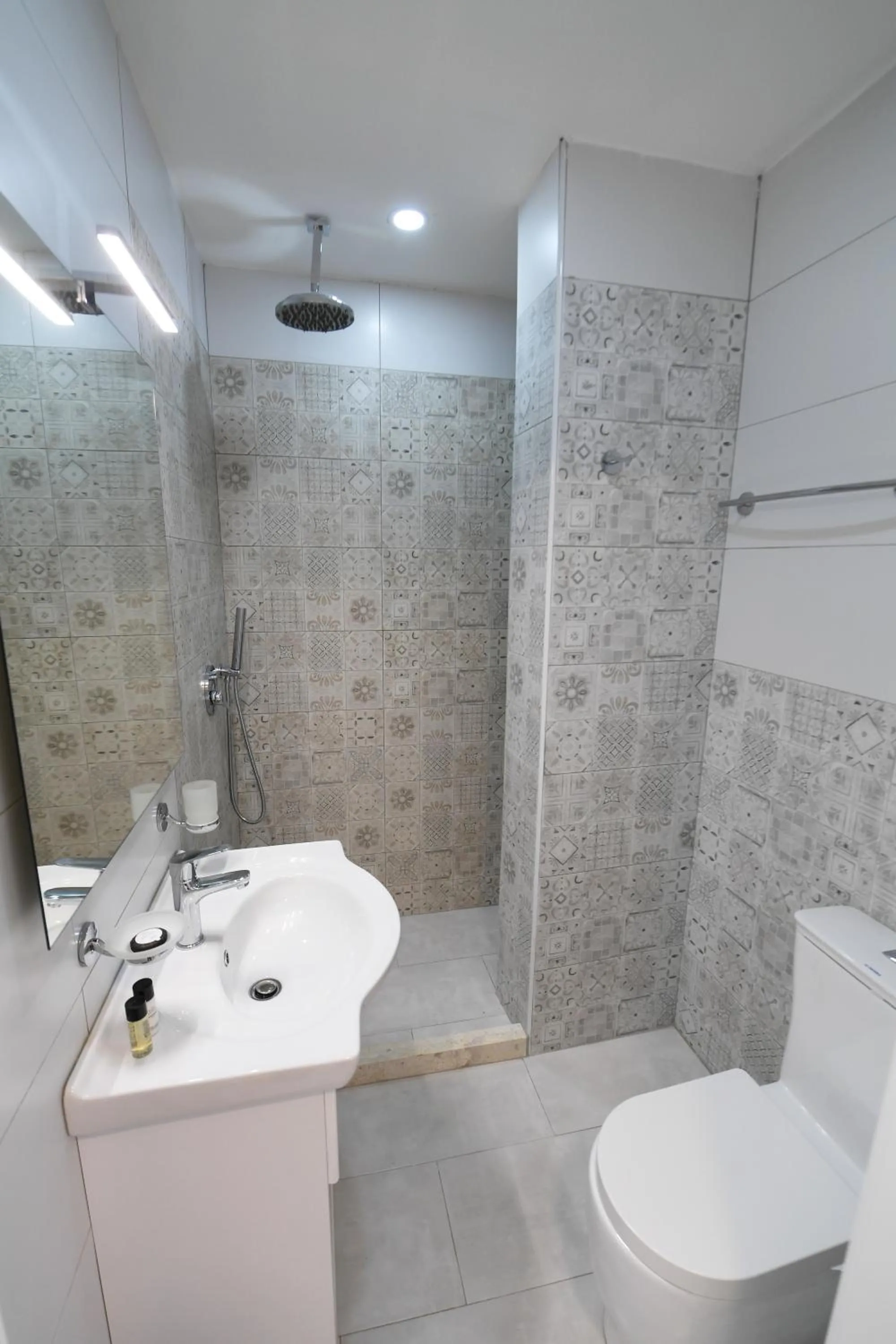 Bathroom in Promenade Hotel