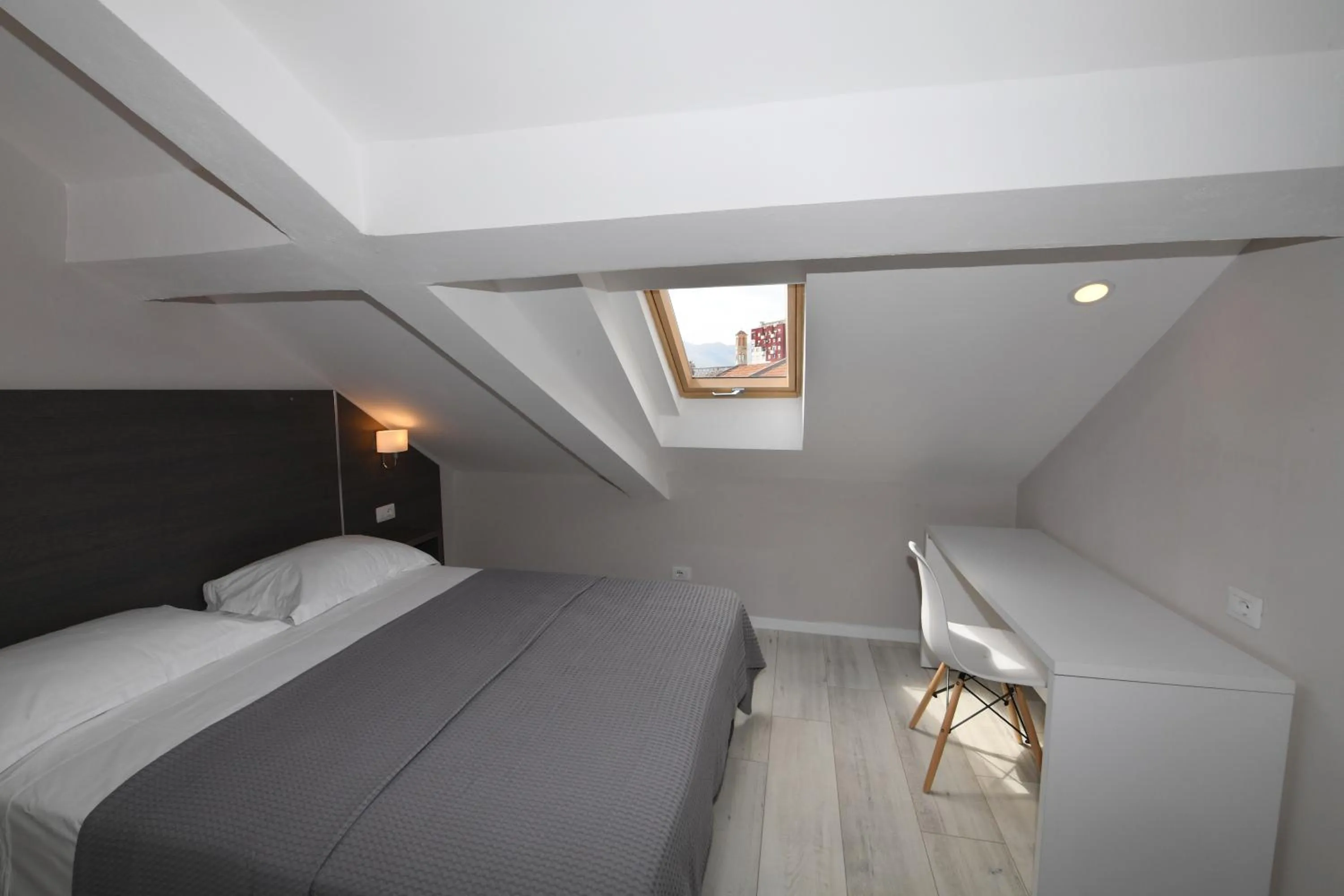 Photo of the whole room, Bed in Promenade Hotel