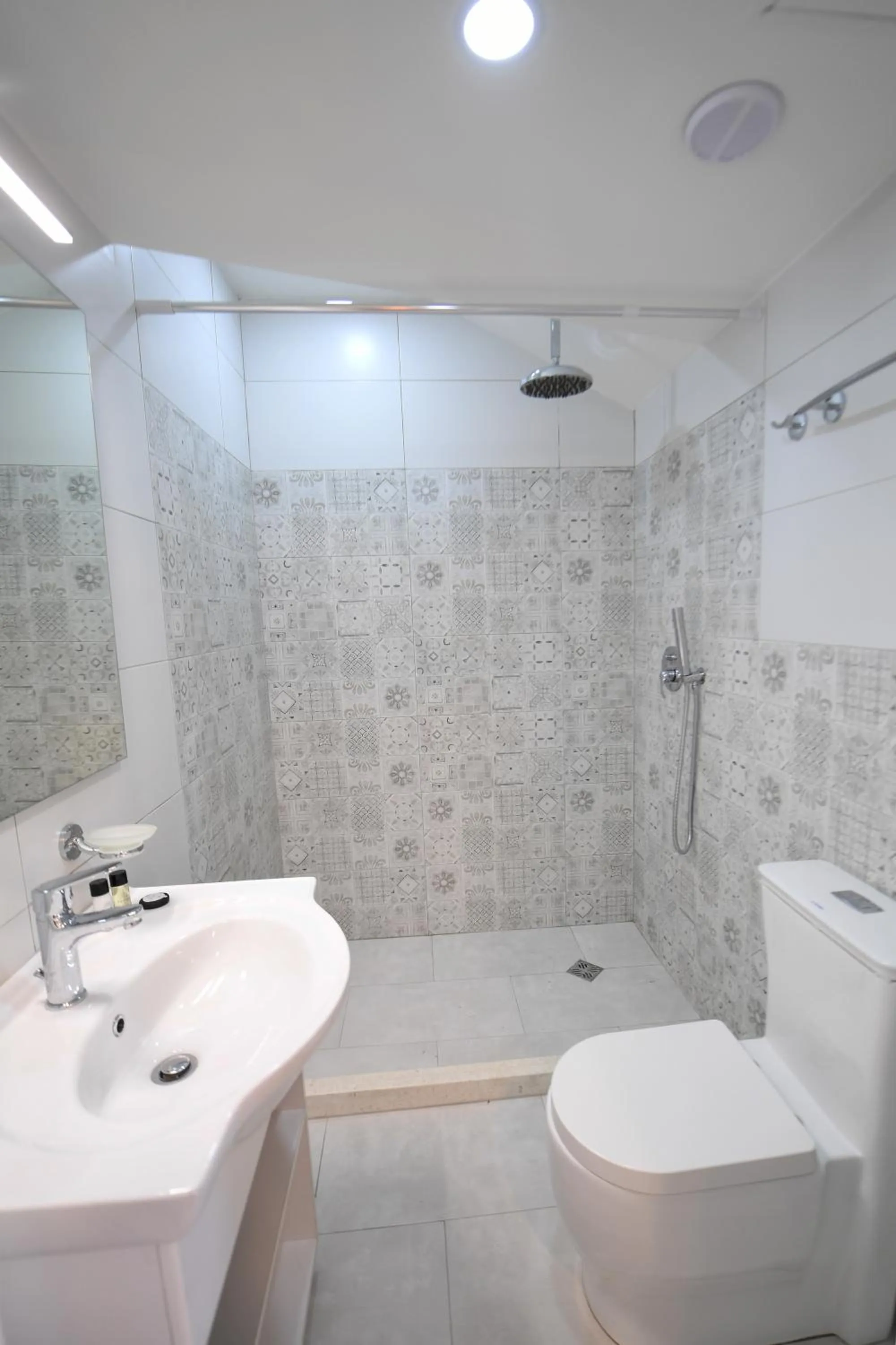 Bathroom in Promenade Hotel