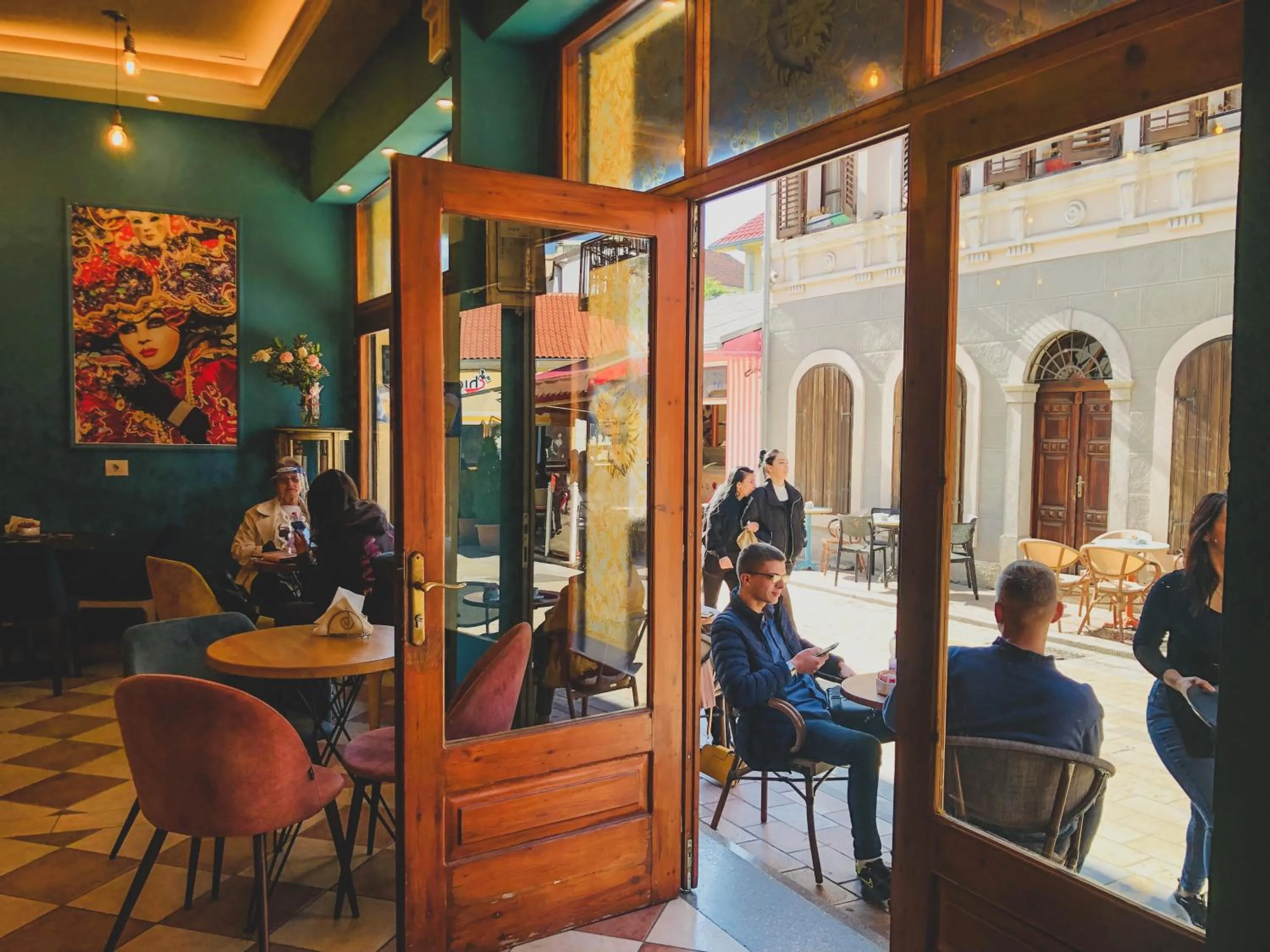 Restaurant/places to eat in Promenade Hotel