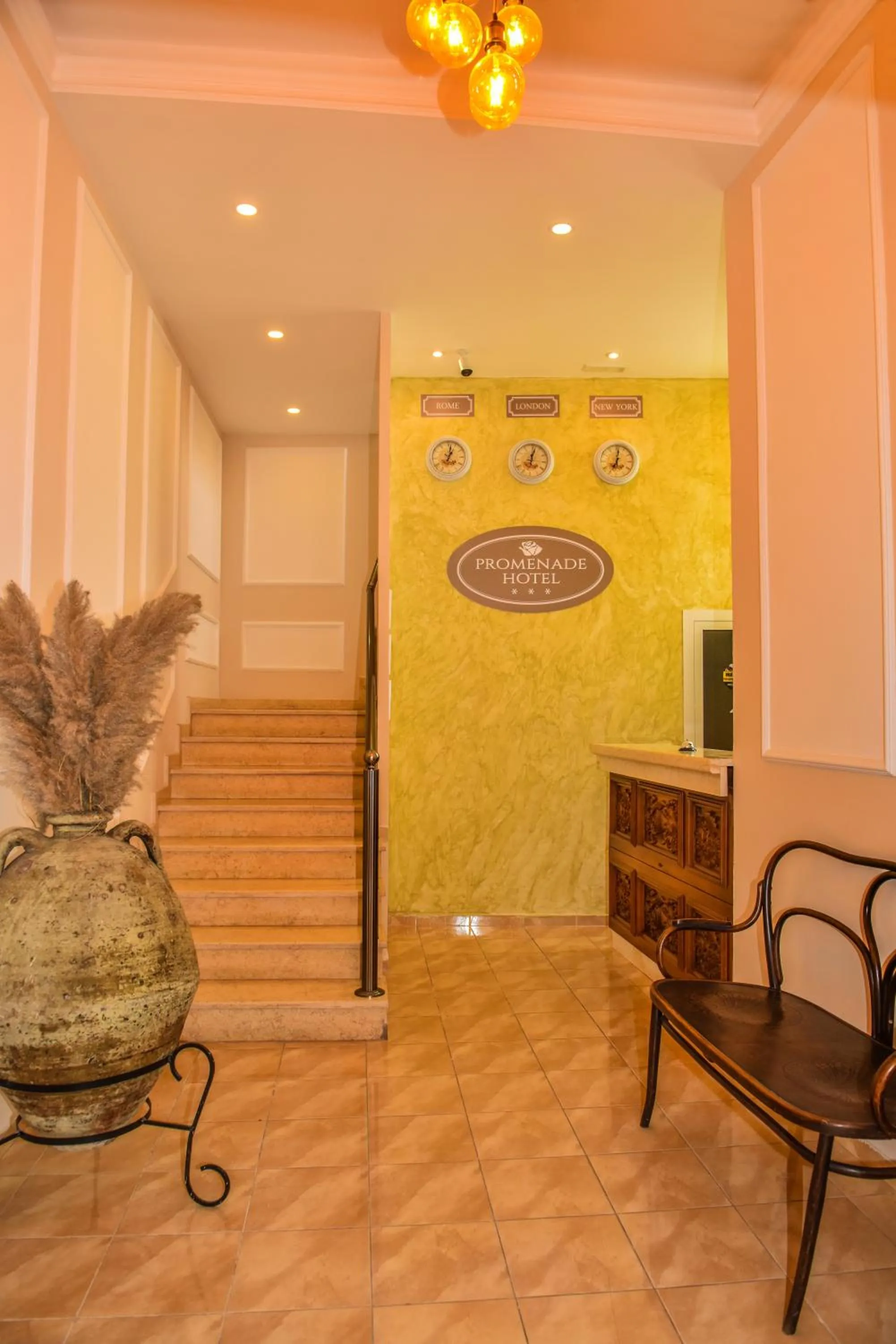 Lobby or reception in Promenade Hotel