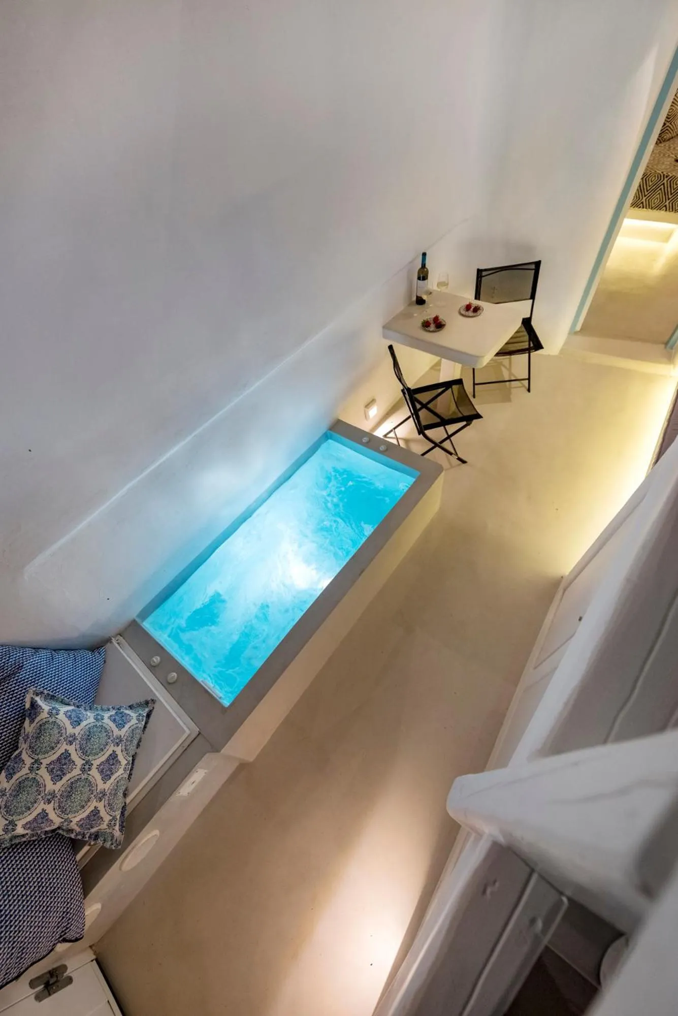 Hot Tub in Mykonian Mews Luxury Suites