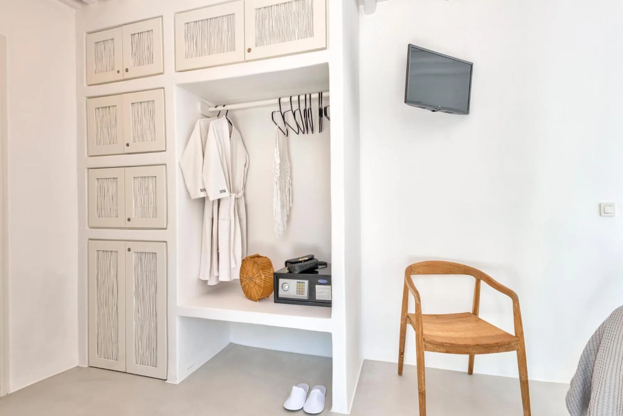 TV and multimedia in Mykonian Mews Luxury Suites