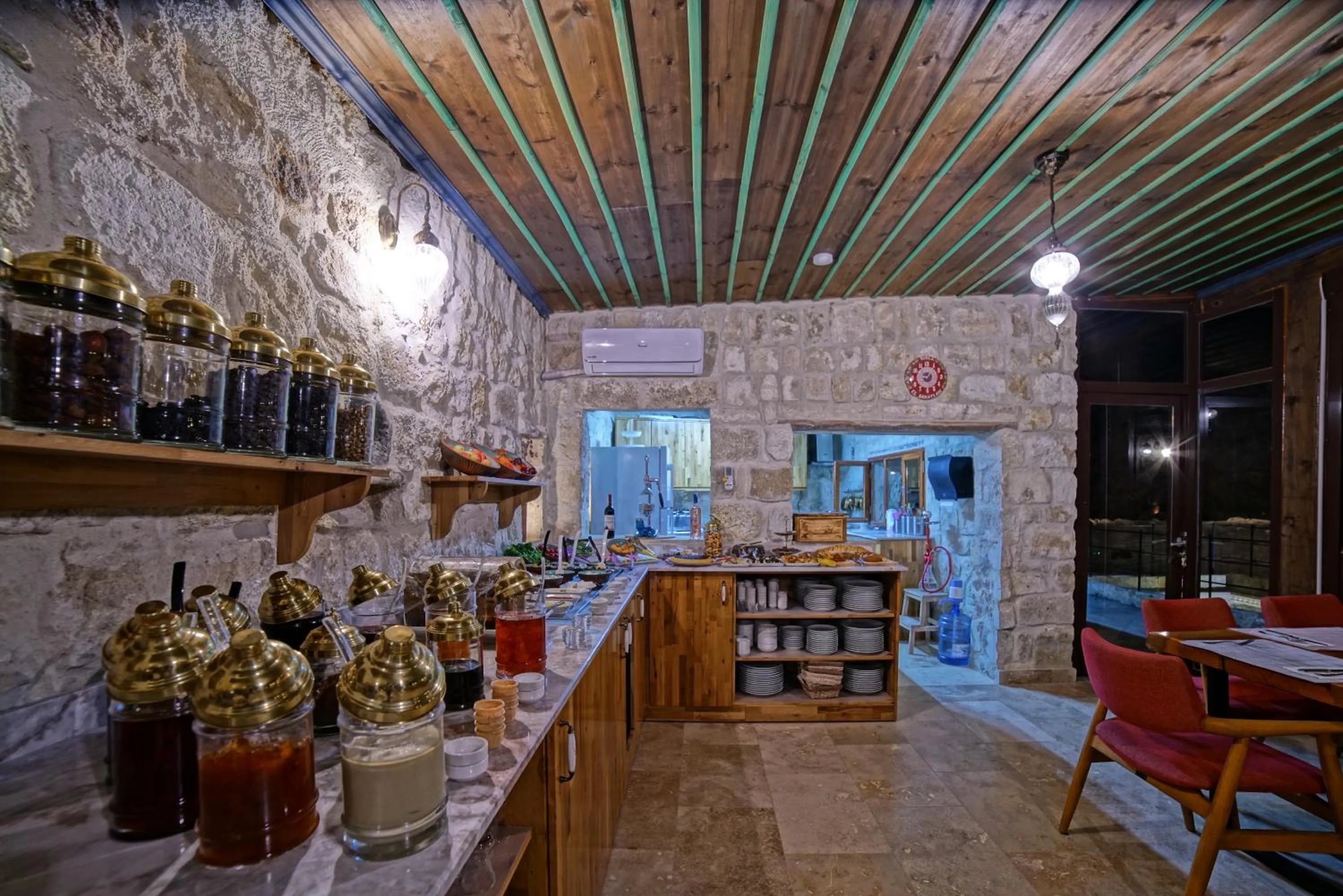 Restaurant/places to eat in Taru Cave Suites