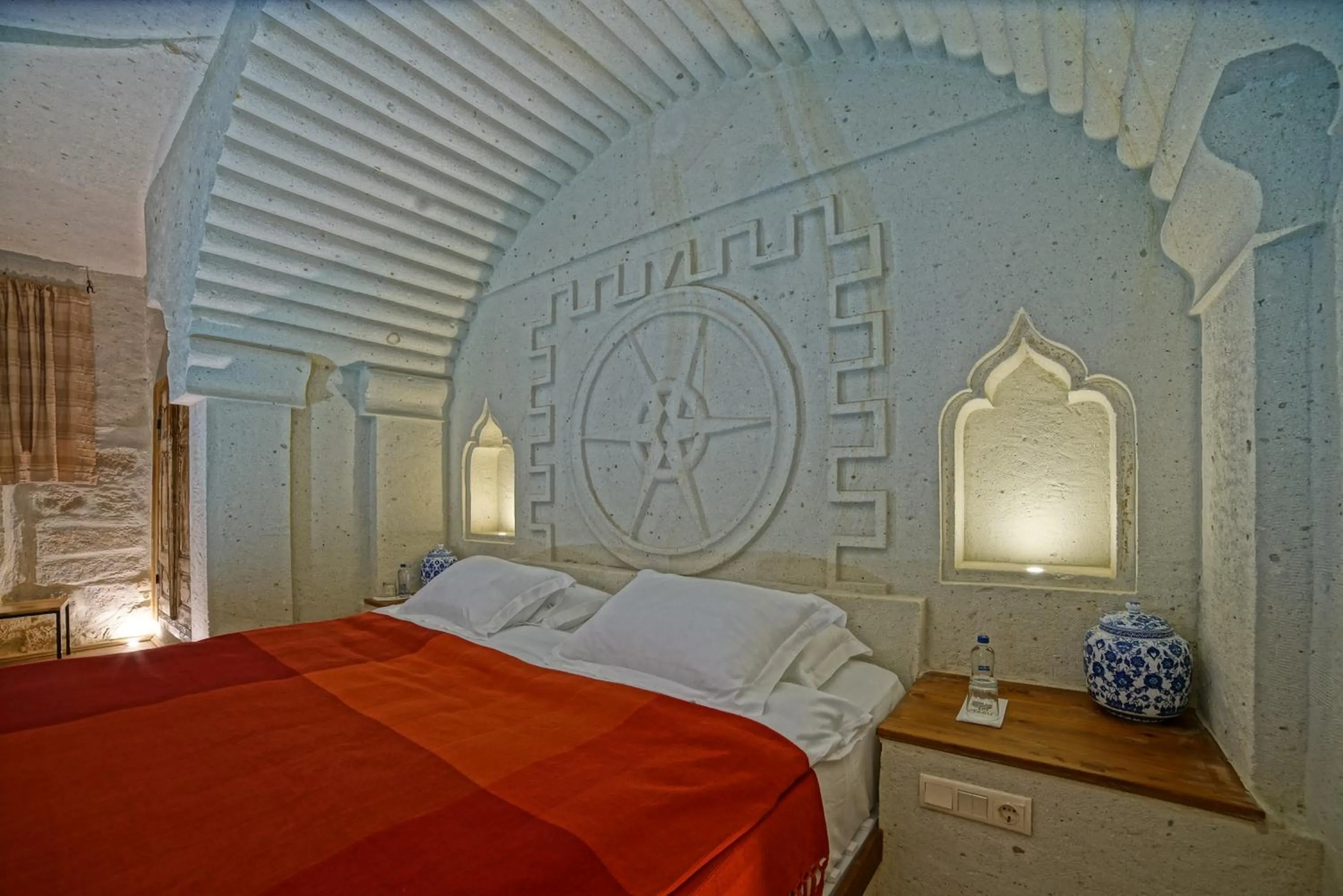 Bed in Taru Cave Suites