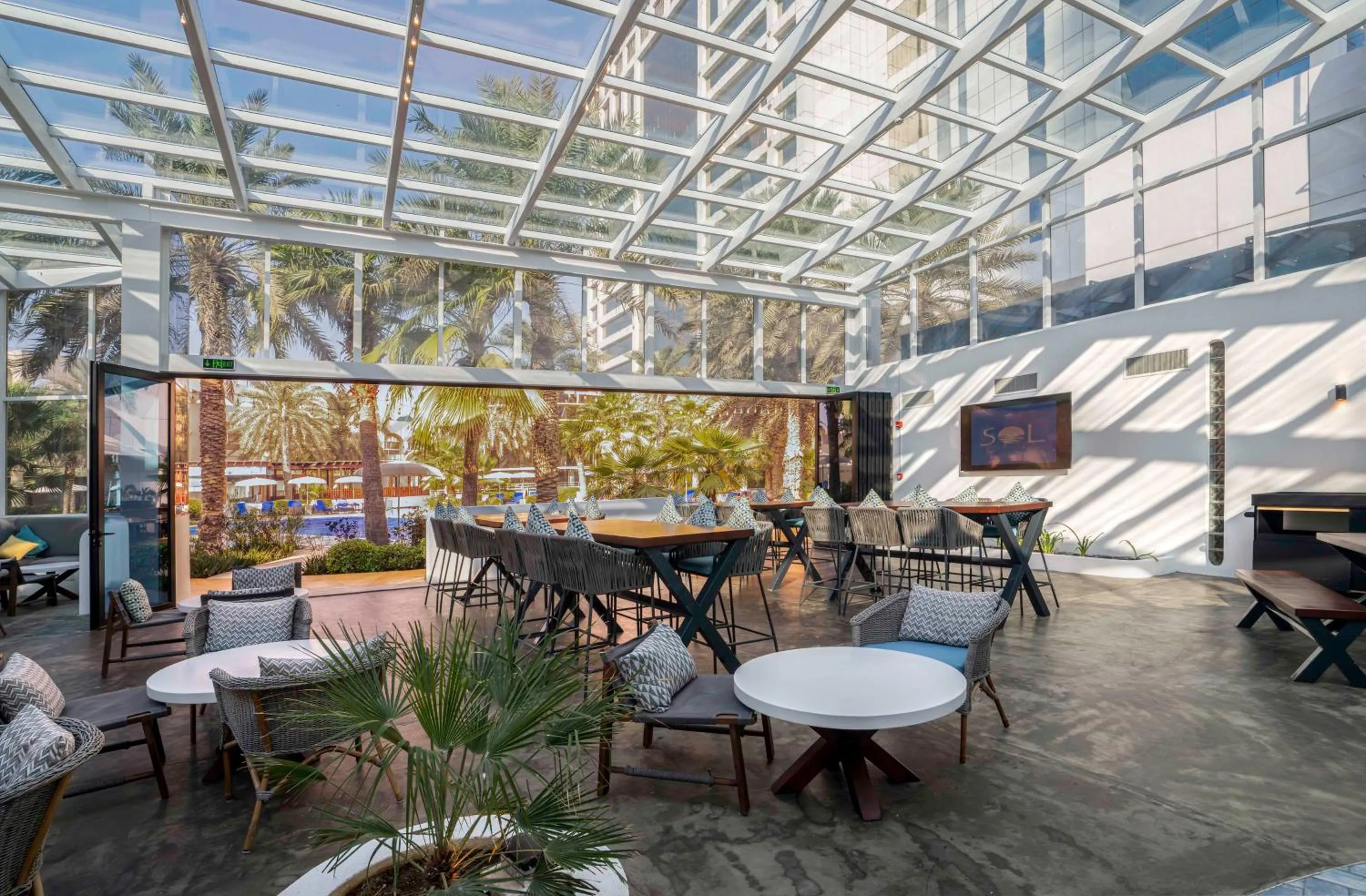 Lounge or bar in The Diplomat Radisson Blu Hotel Residence & Spa