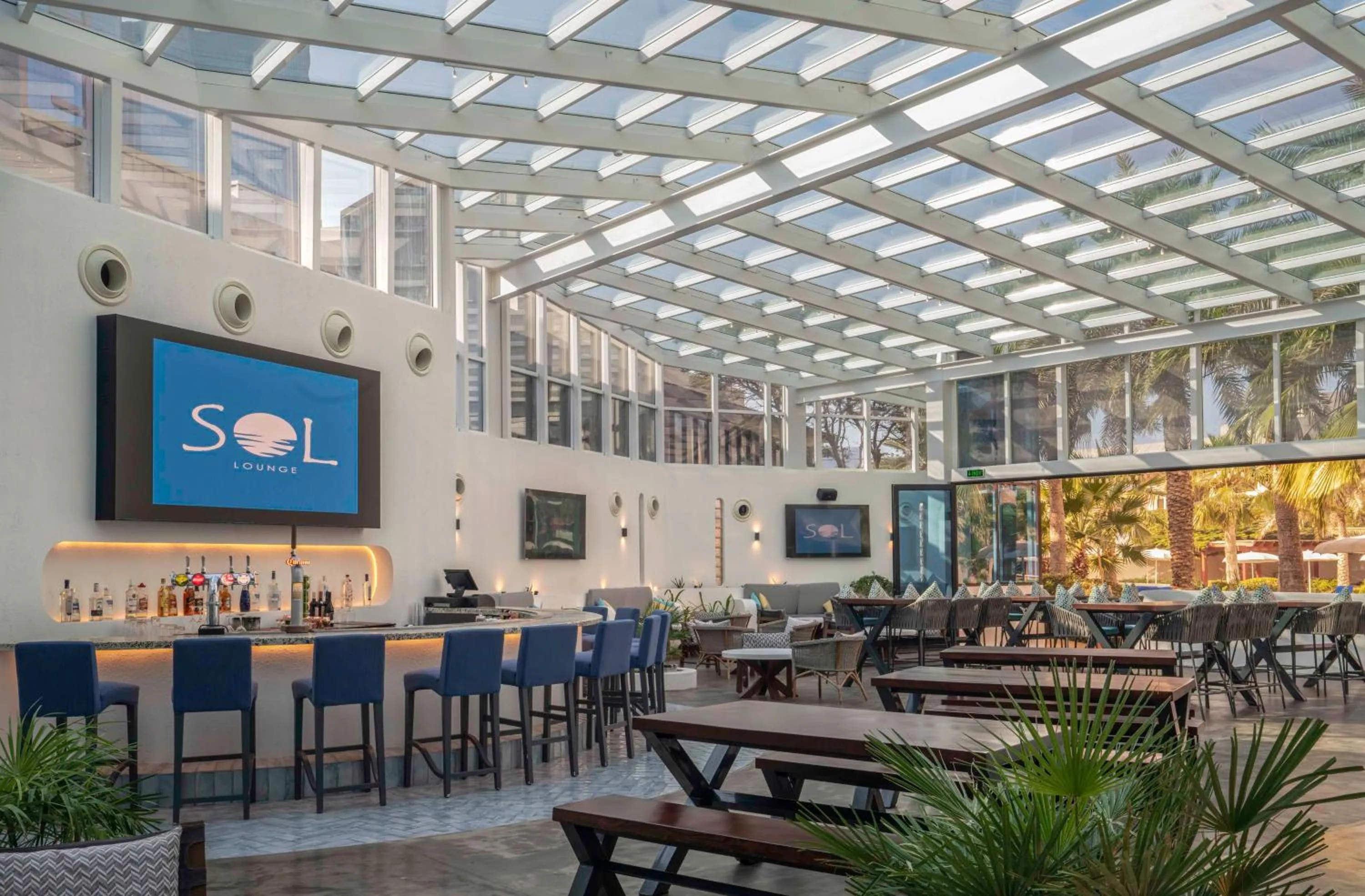 Lounge or bar in The Diplomat Radisson Blu Hotel Residence & Spa