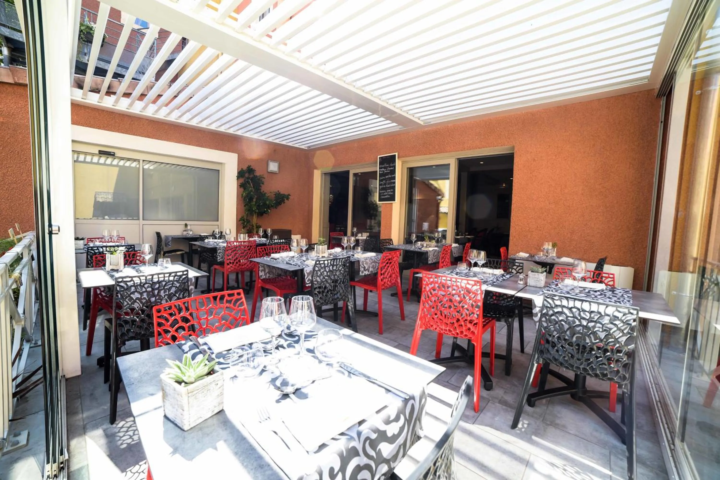 Restaurant/places to eat in Logis Hôtel Restaurant Azalées