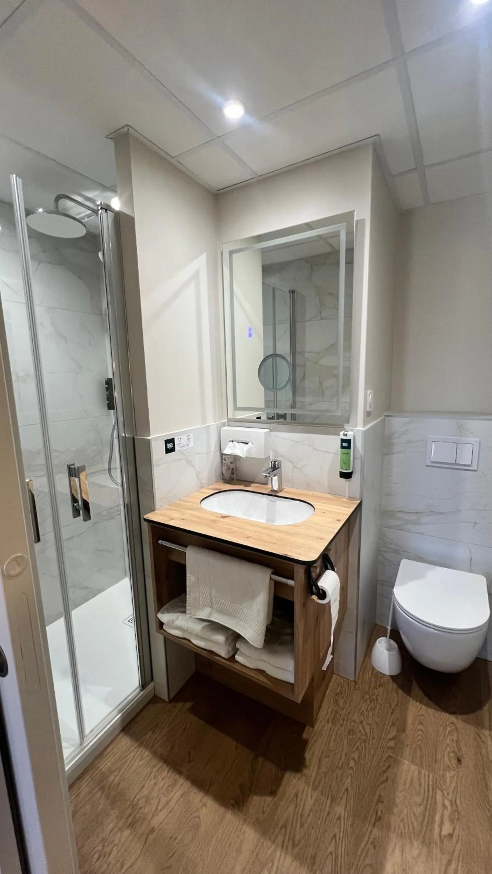 Bathroom in Logis Hôtel Restaurant Azalées