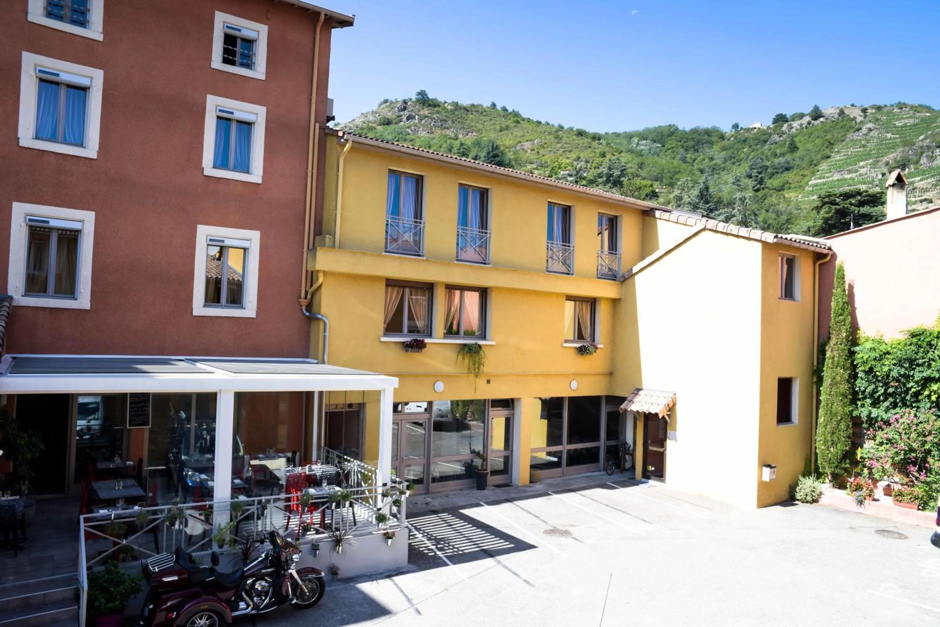 Patio in Logis Hôtel Restaurant Azalées