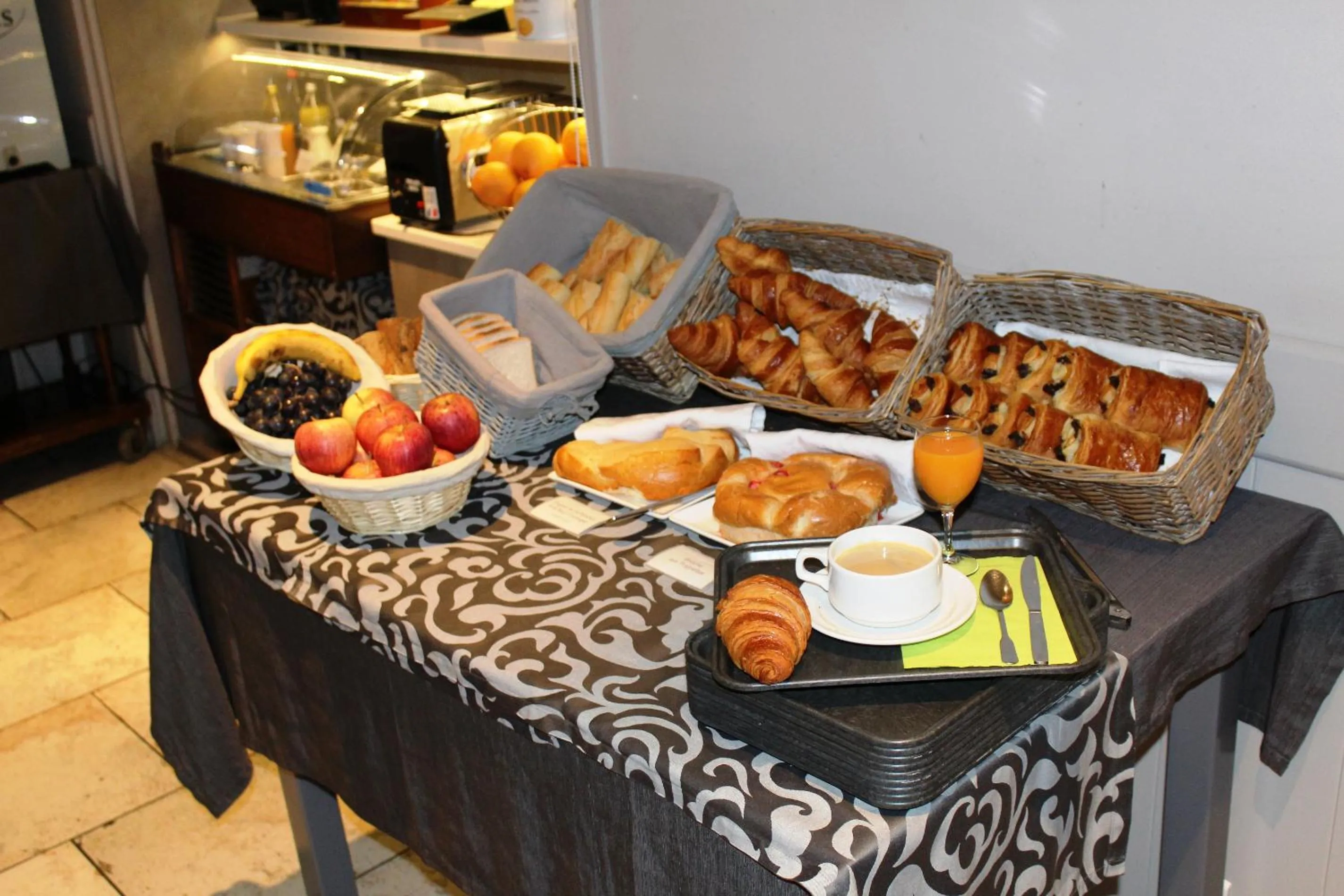 Breakfast in Logis Hôtel Restaurant Azalées