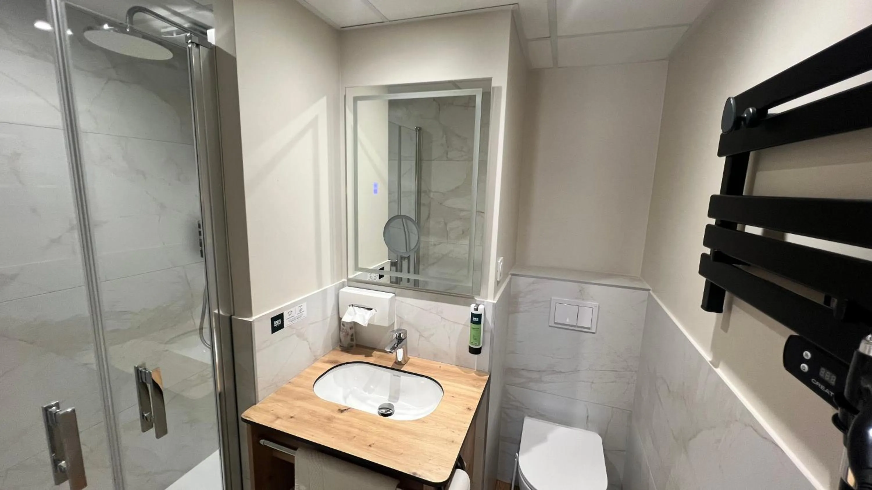 Bathroom in Logis Hôtel Restaurant Azalées