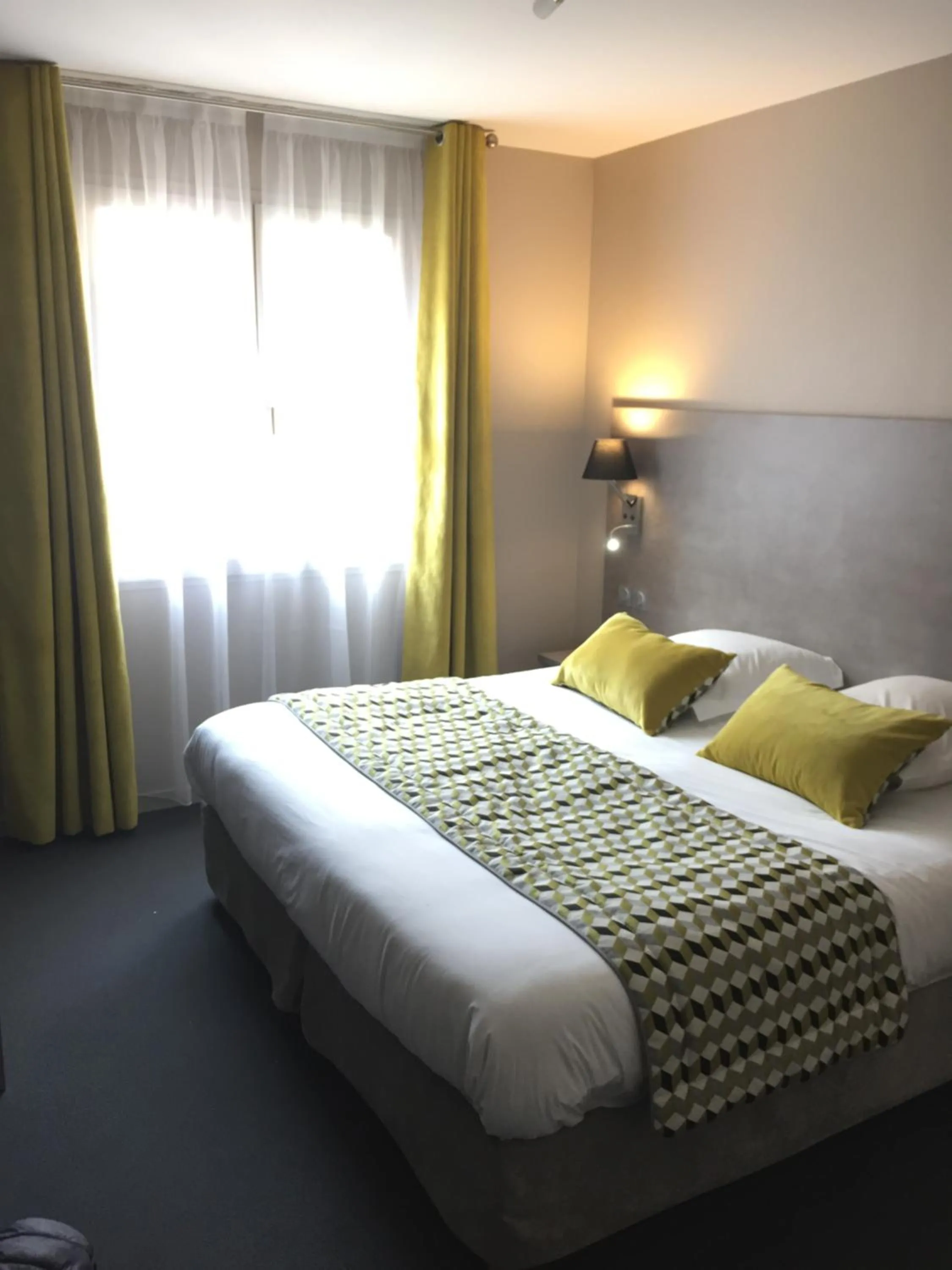 Bed in Logis Hôtel Restaurant Azalées