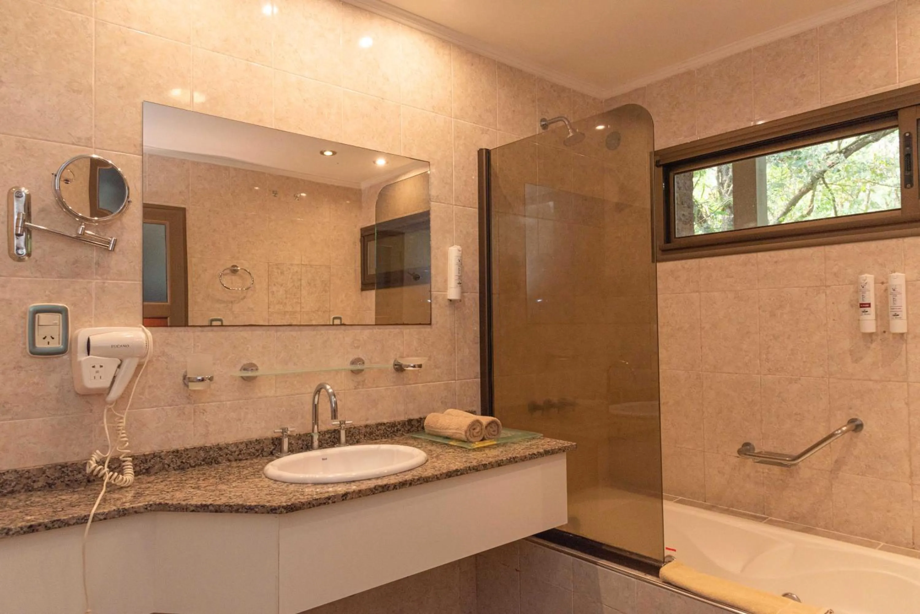 Bath in Village Cataratas