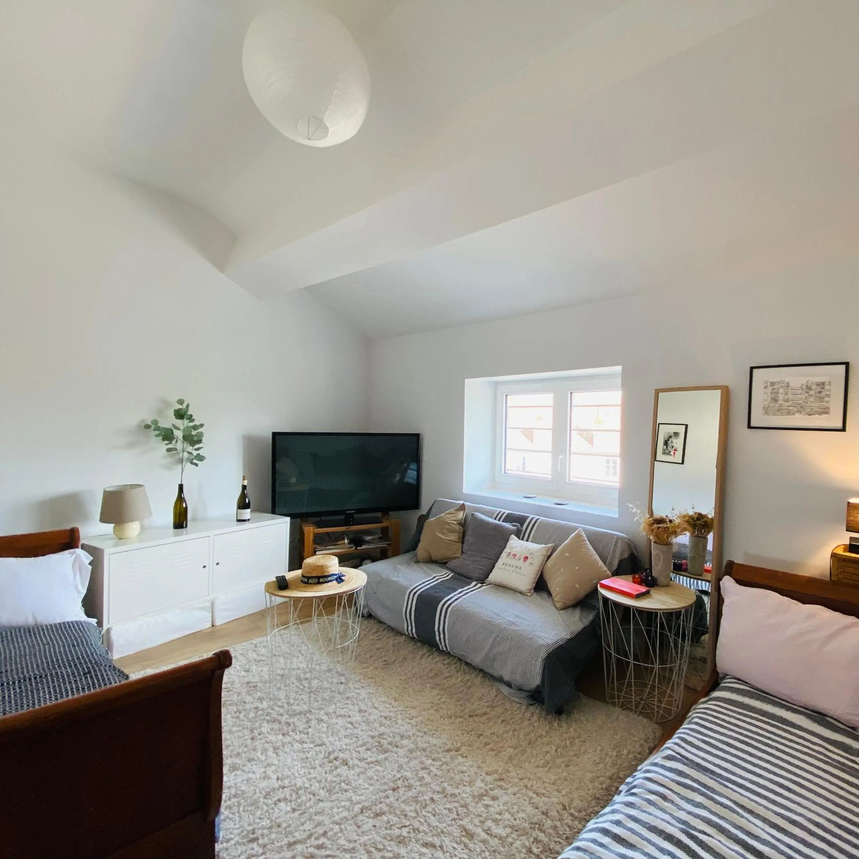 Communal lounge/ TV room in La Dormance