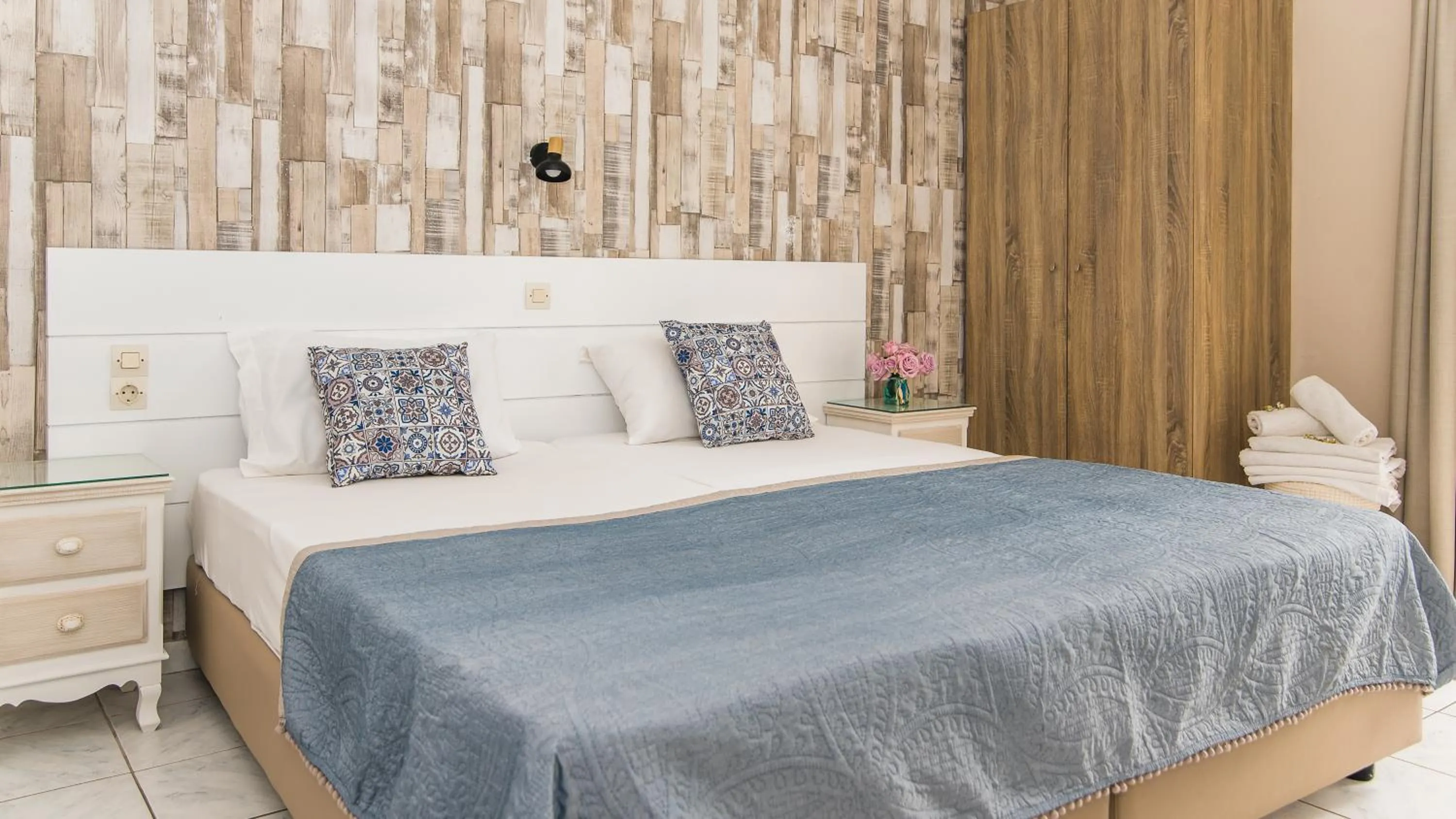 Bedroom, Bed in Silver Sun Studios & Apartments