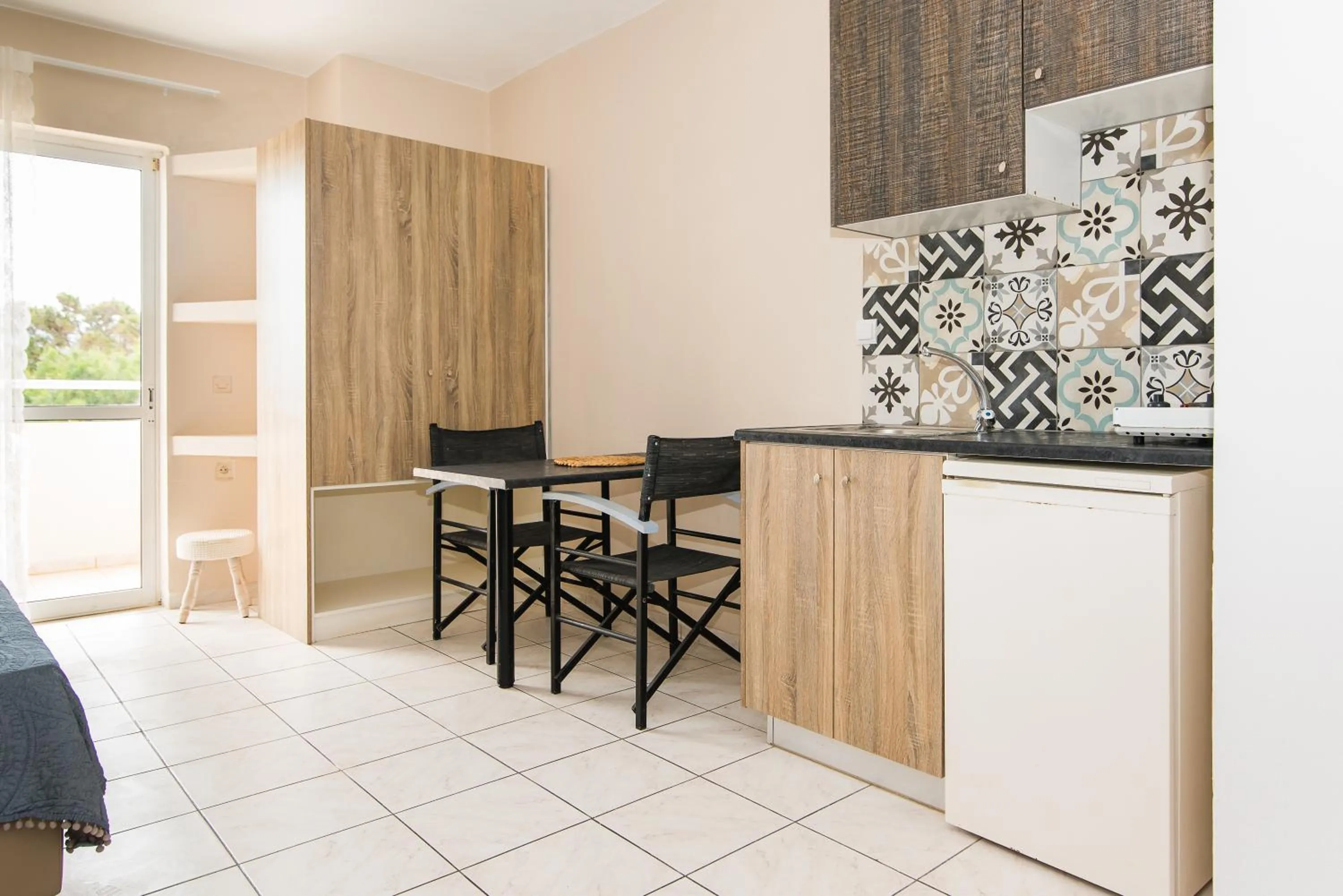 Kitchen or kitchenette in Silver Sun Studios & Apartments