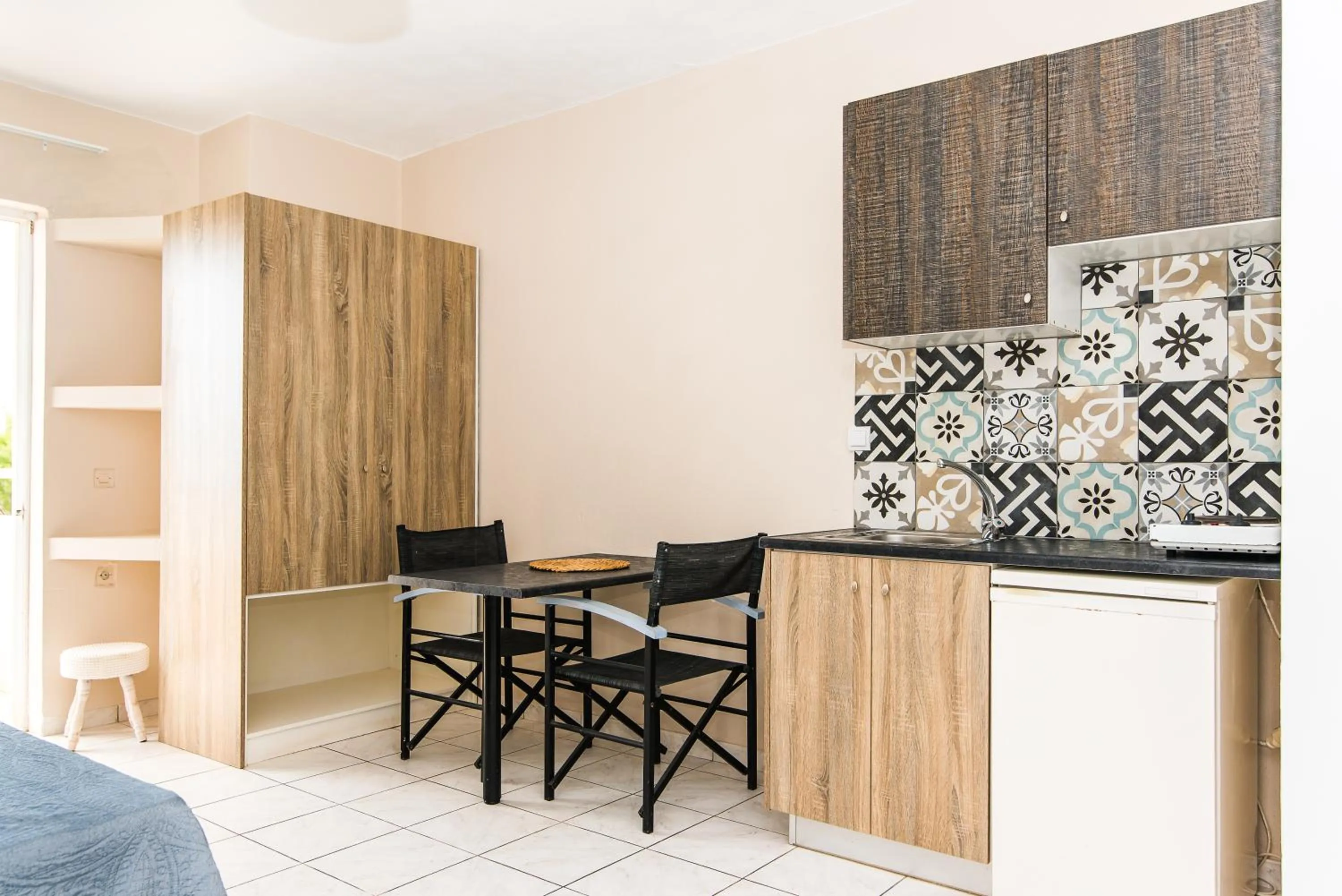 Kitchen or kitchenette in Silver Sun Studios & Apartments