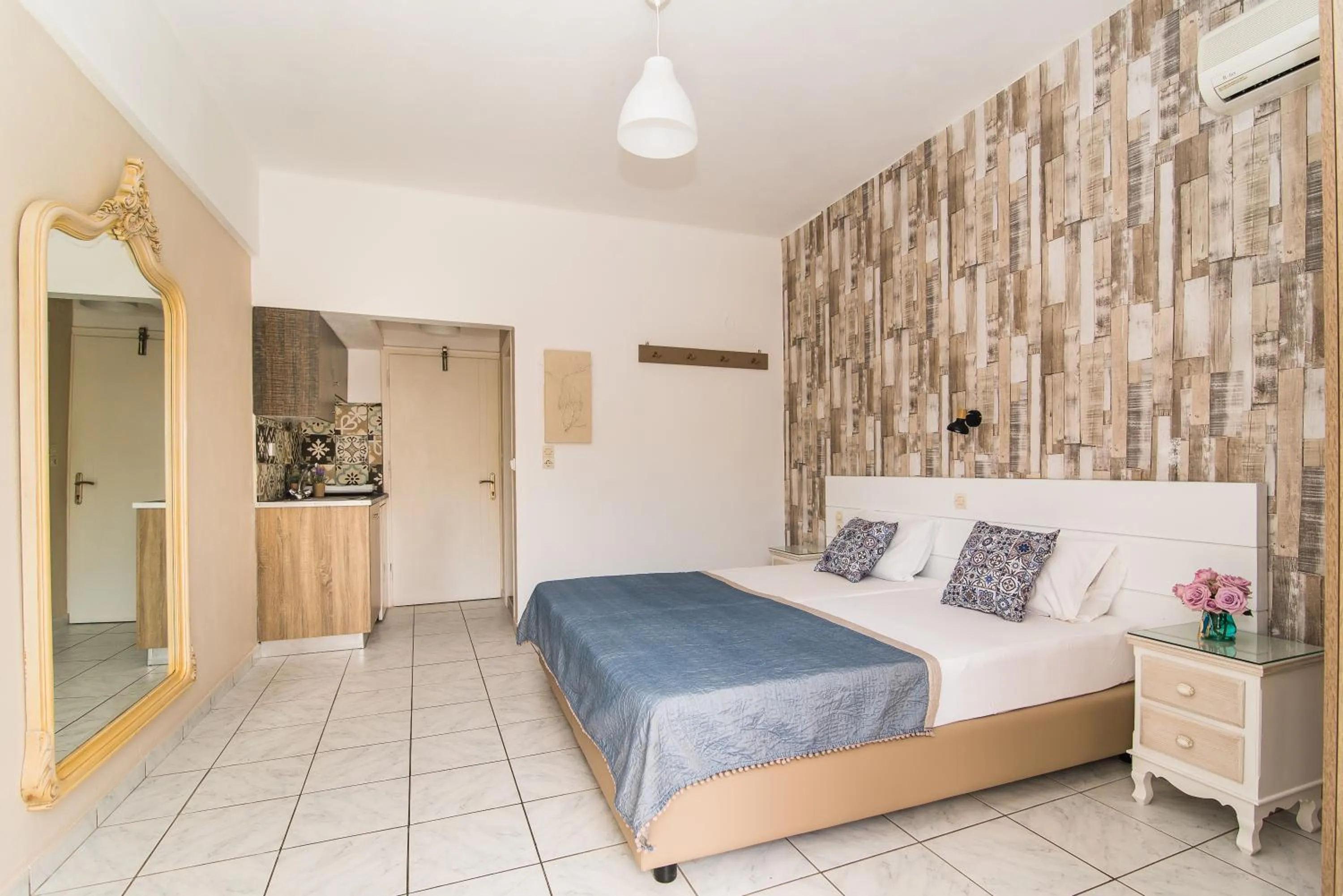 Bedroom, Bed in Silver Sun Studios & Apartments