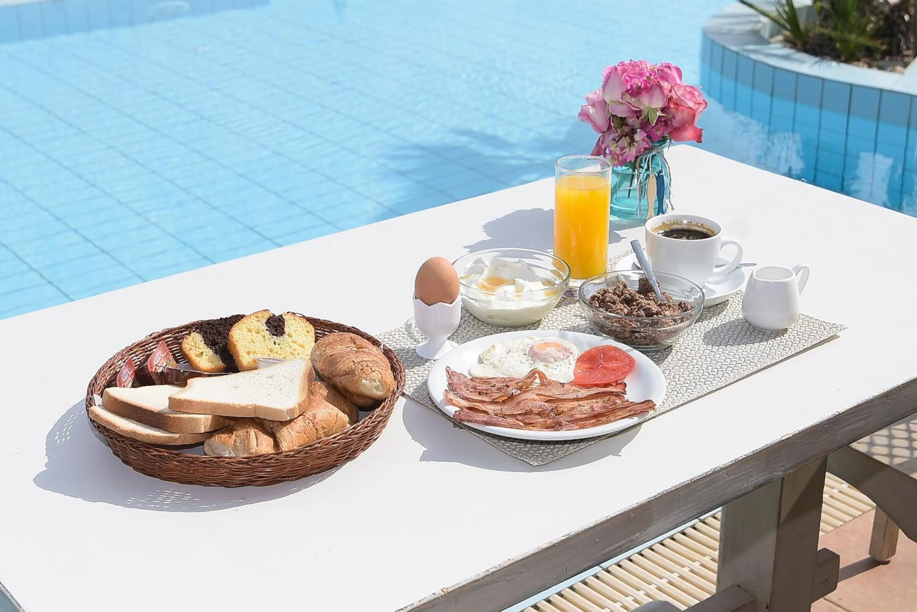 Breakfast in Silver Sun Studios & Apartments