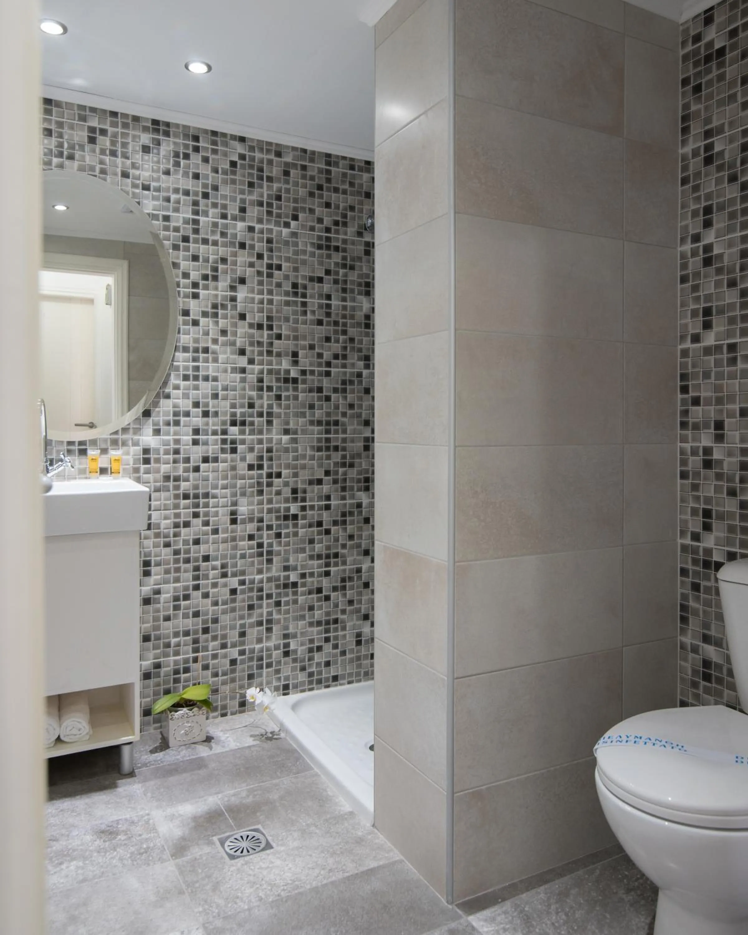 Bathroom in Silver Sun Studios & Apartments