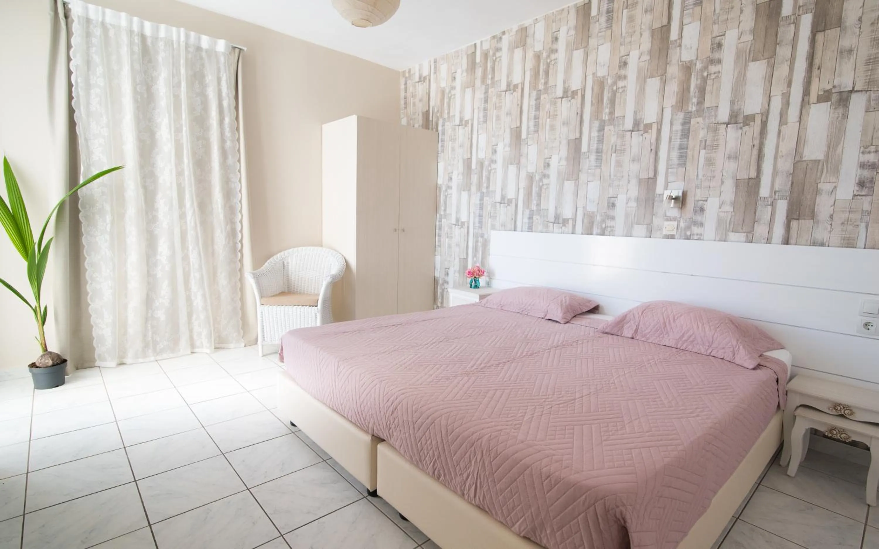 Bedroom, Bed in Silver Sun Studios & Apartments