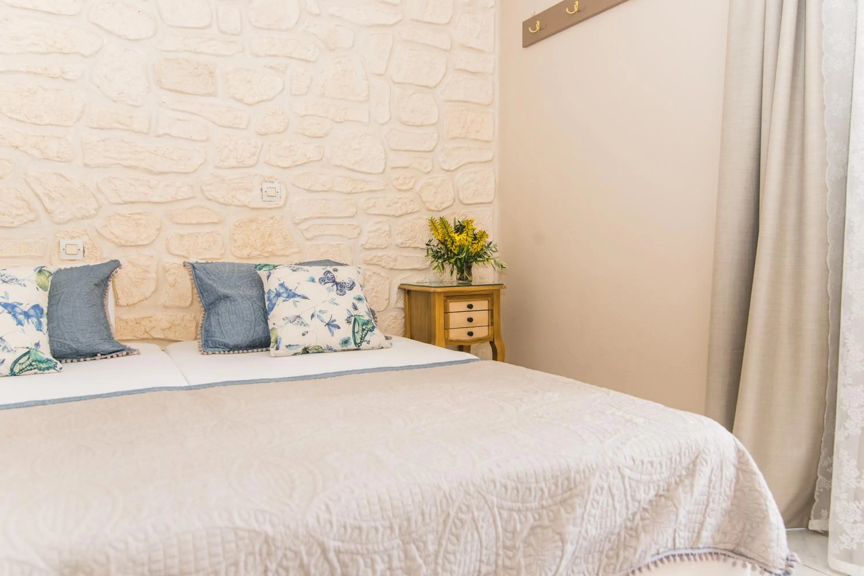 Bed in Silver Sun Studios & Apartments