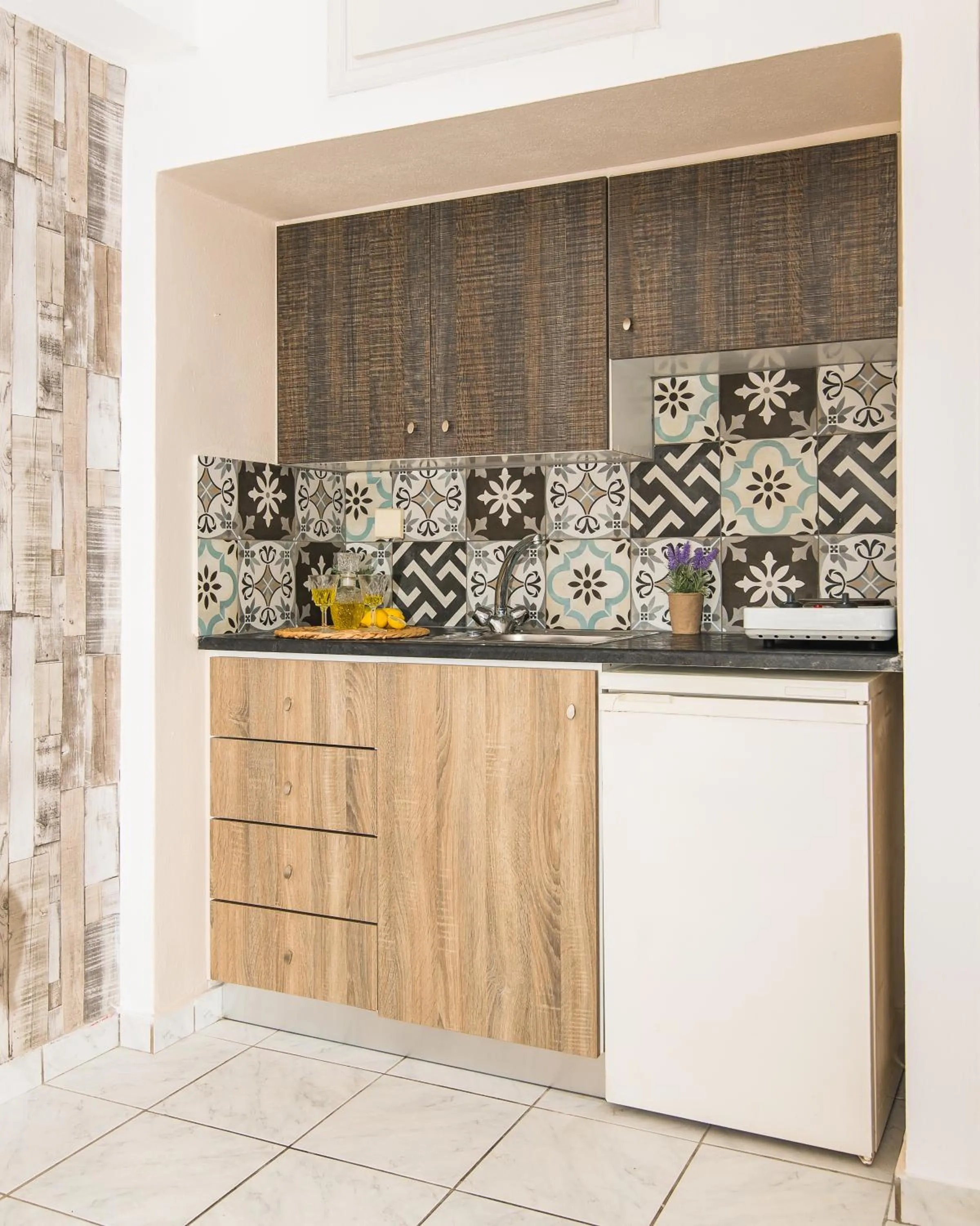 Kitchen or kitchenette in Silver Sun Studios & Apartments