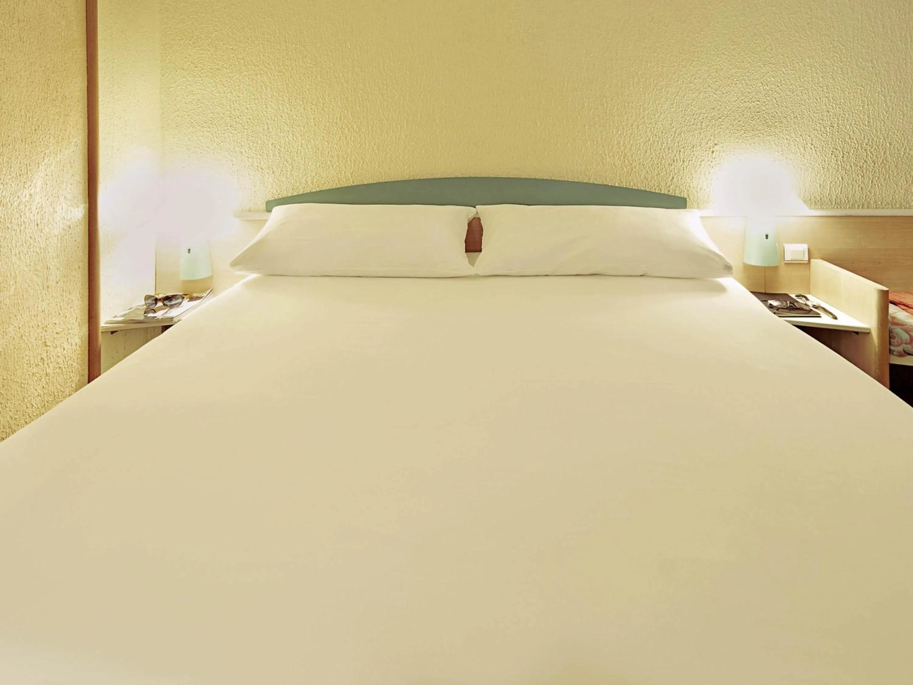 Bedroom, Bed in ibis Poitiers Beaulieu