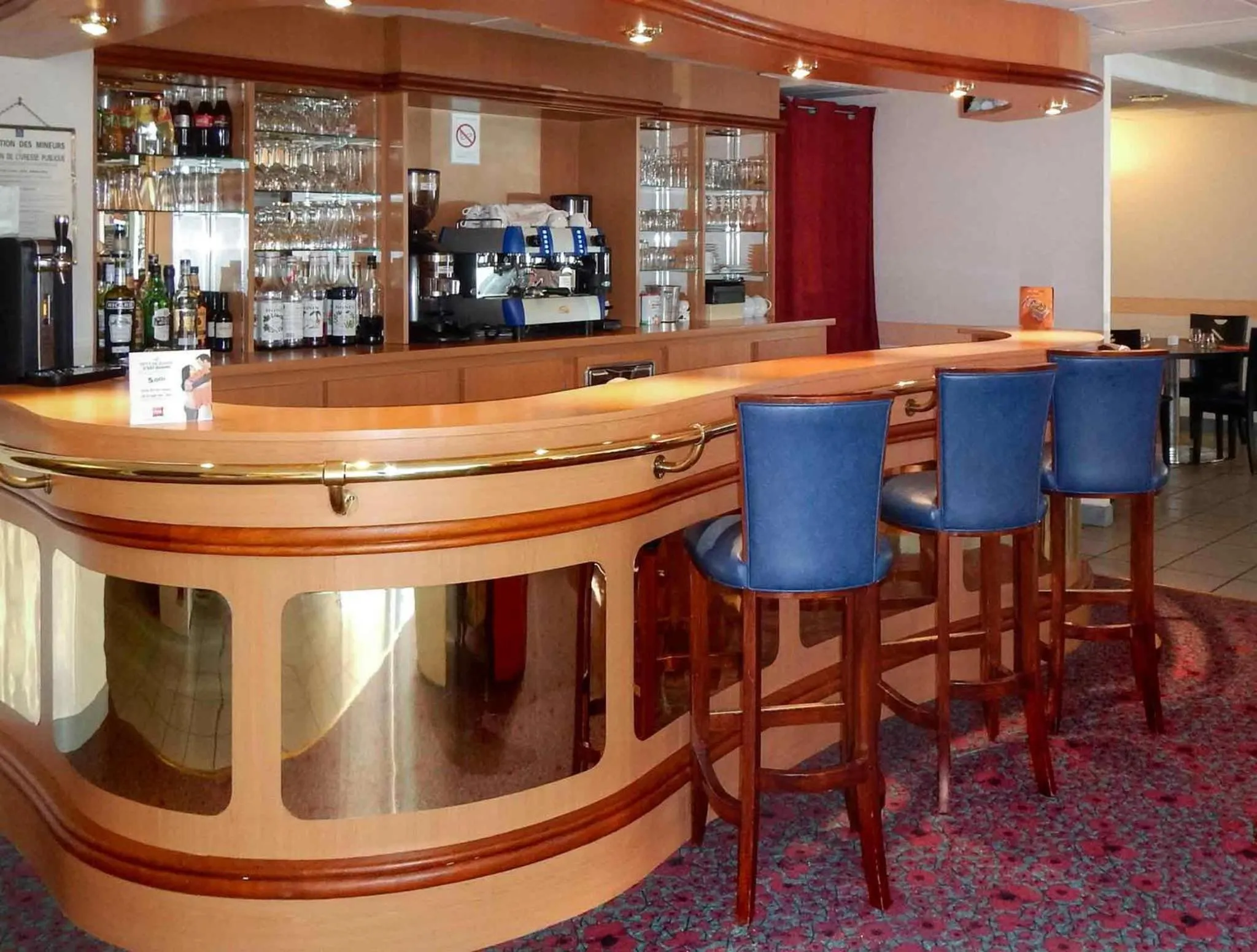 Lounge or bar in ibis Poitiers Beaulieu