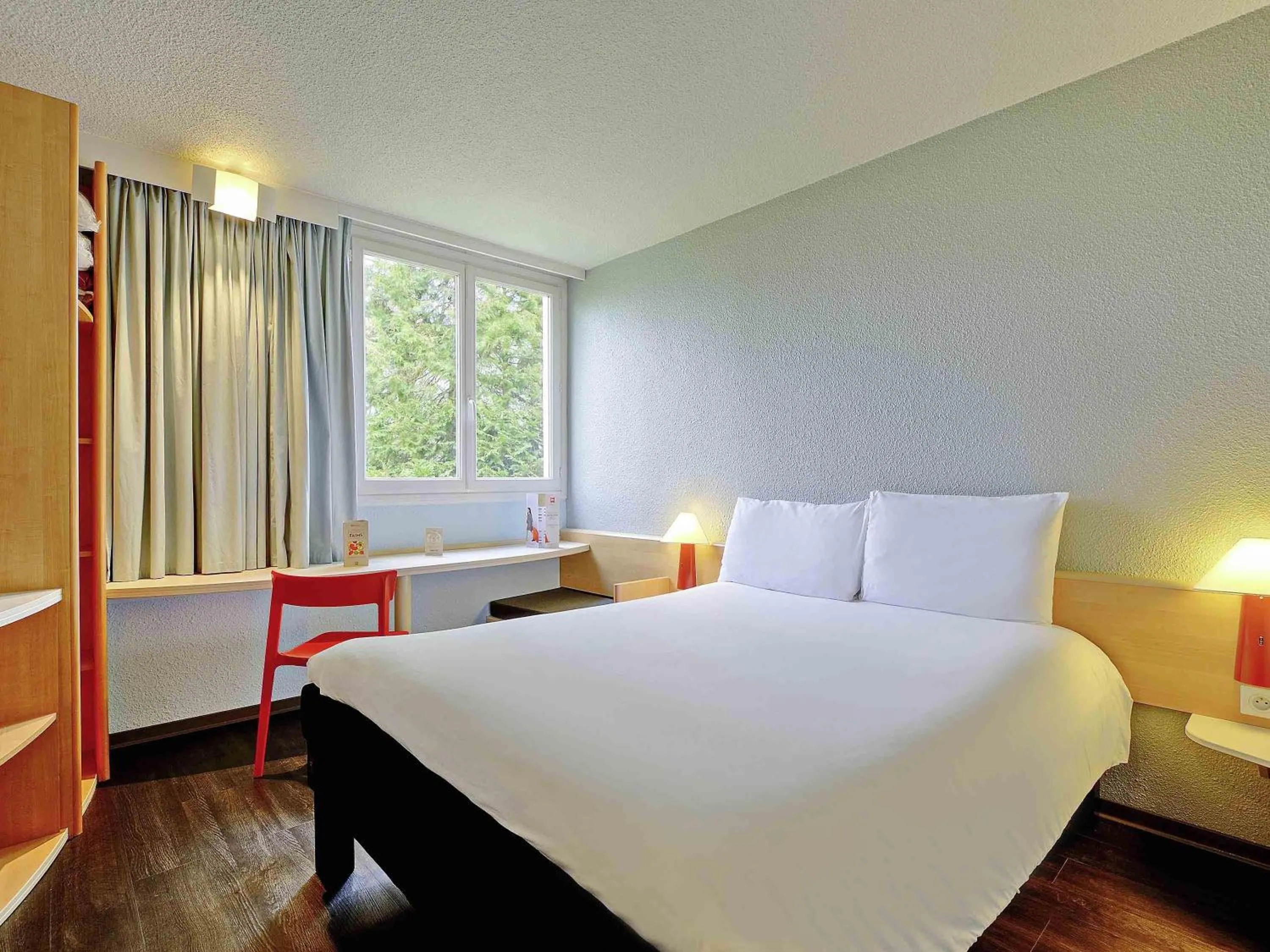 Bedroom, Bed in ibis Poitiers Beaulieu