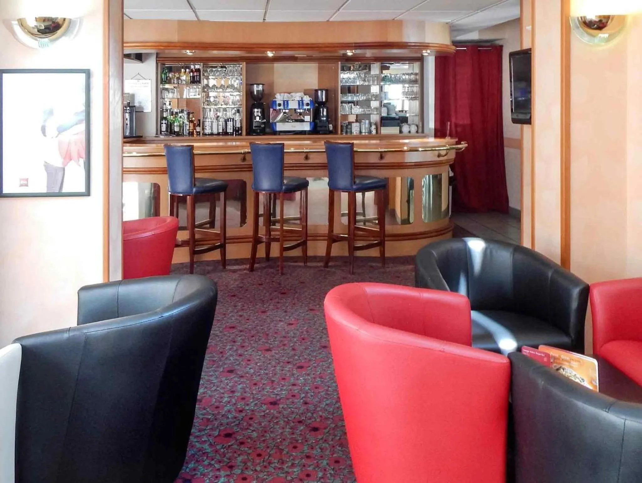 Lounge or bar in ibis Poitiers Beaulieu