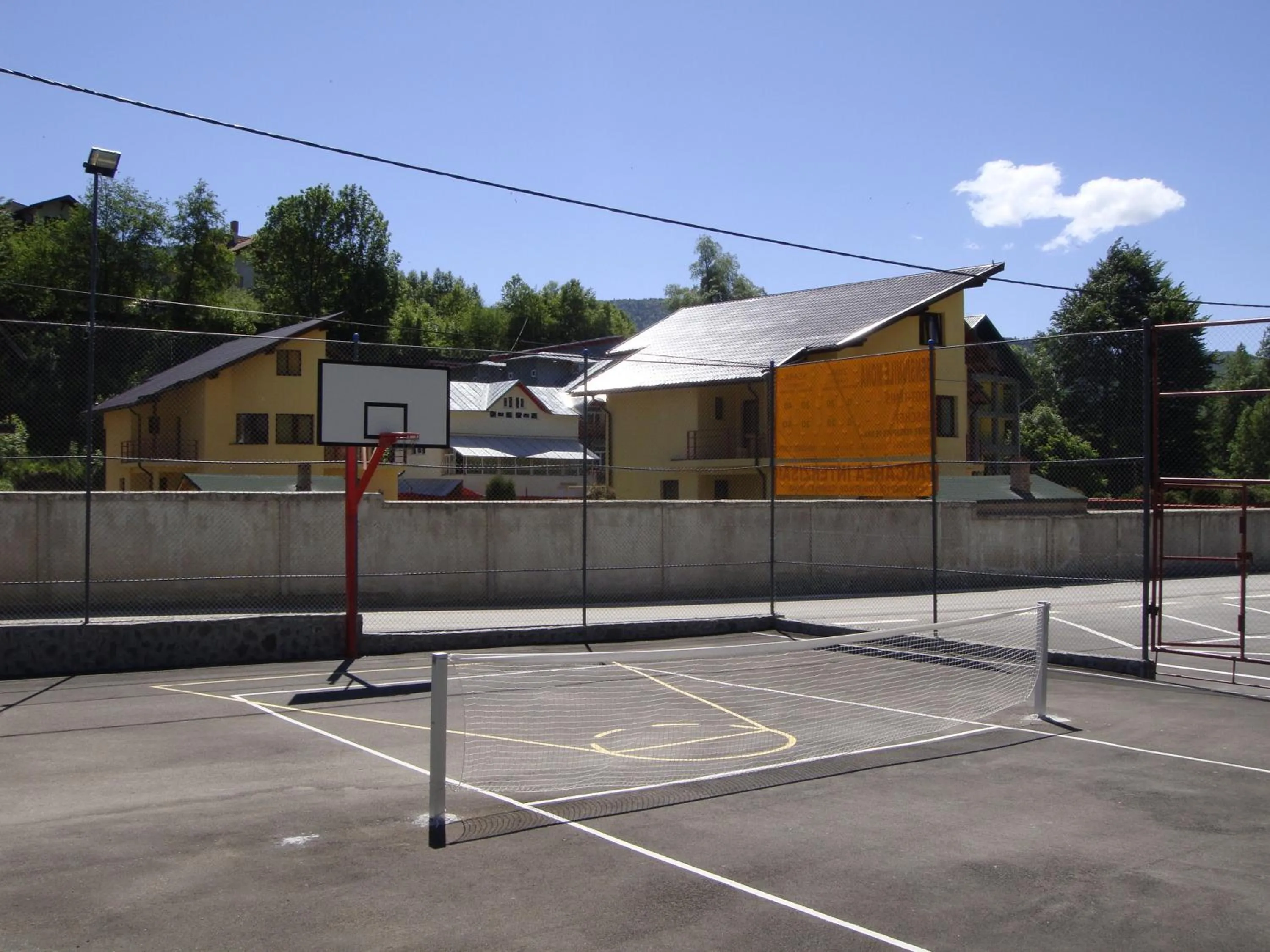Tennis court in Complex Mona Caraiman