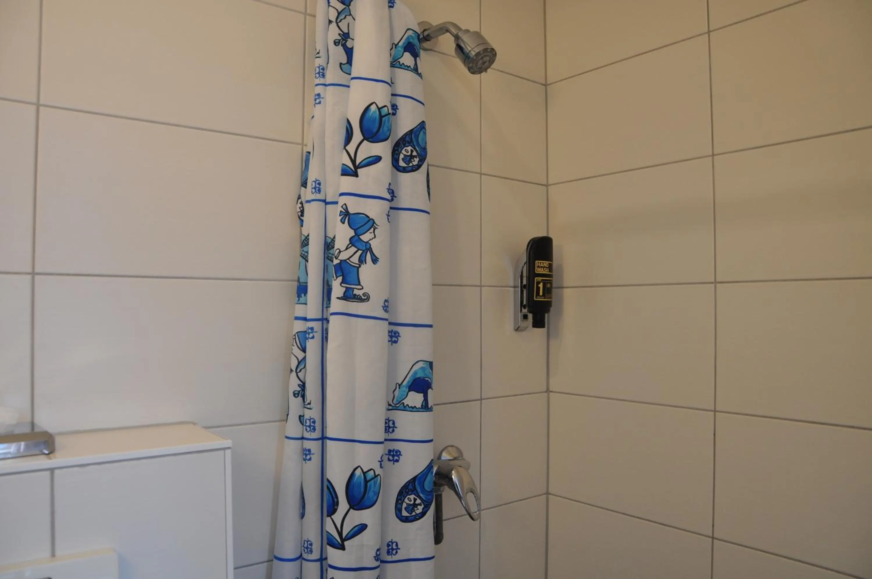 Shower in Hotel Amsterdam Inn