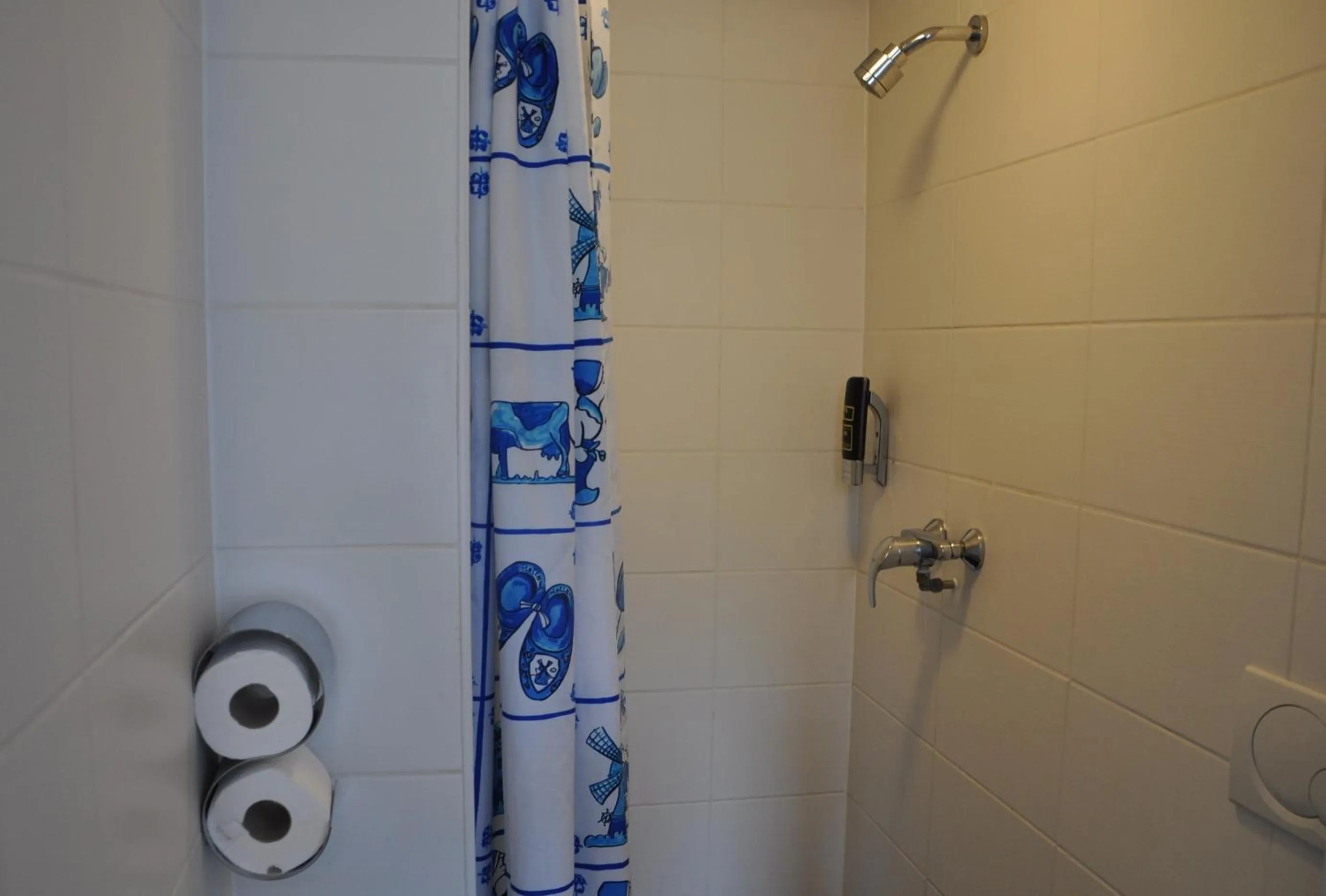 Shower in Hotel Amsterdam Inn