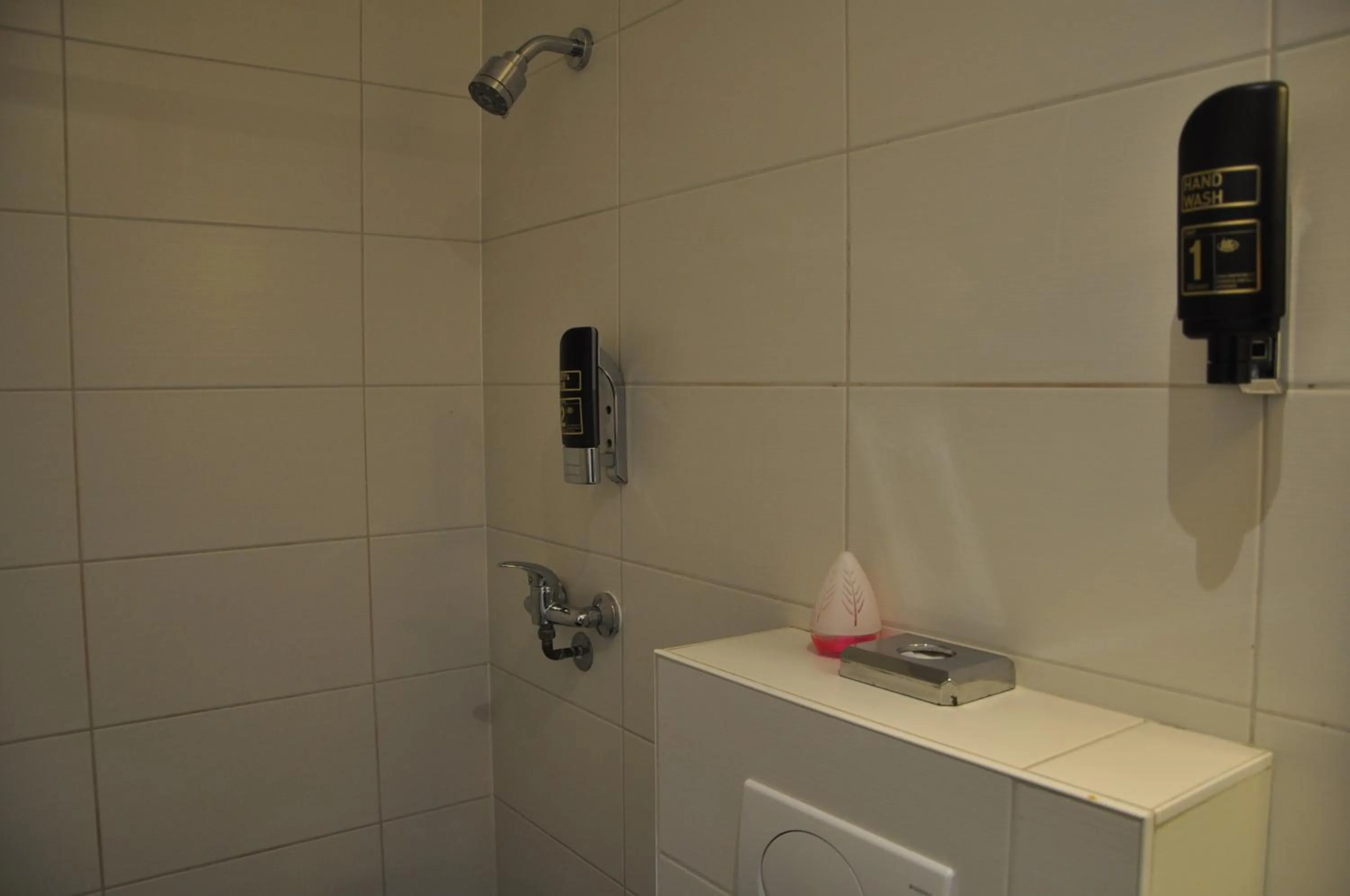 Shower in Hotel Amsterdam Inn